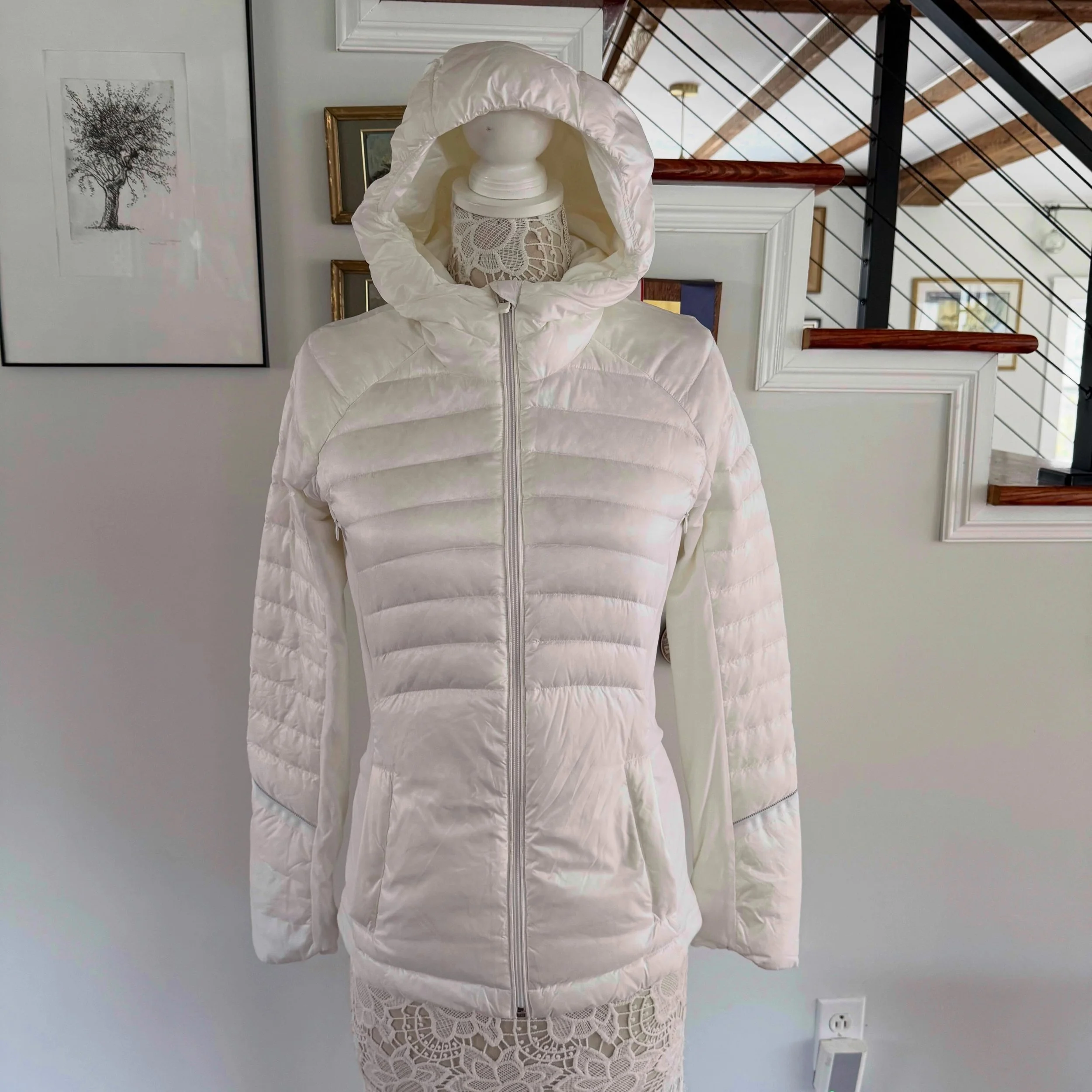 Lulu🍋 white puffer jacket 
Sz 6 * $75 ($198 retail!)
.
.
$8 shipping continental US
Free shipping for purchases over $100
.
.
FOLLOW OUR BACKUP ACCOUNT: @seaagainconsignment