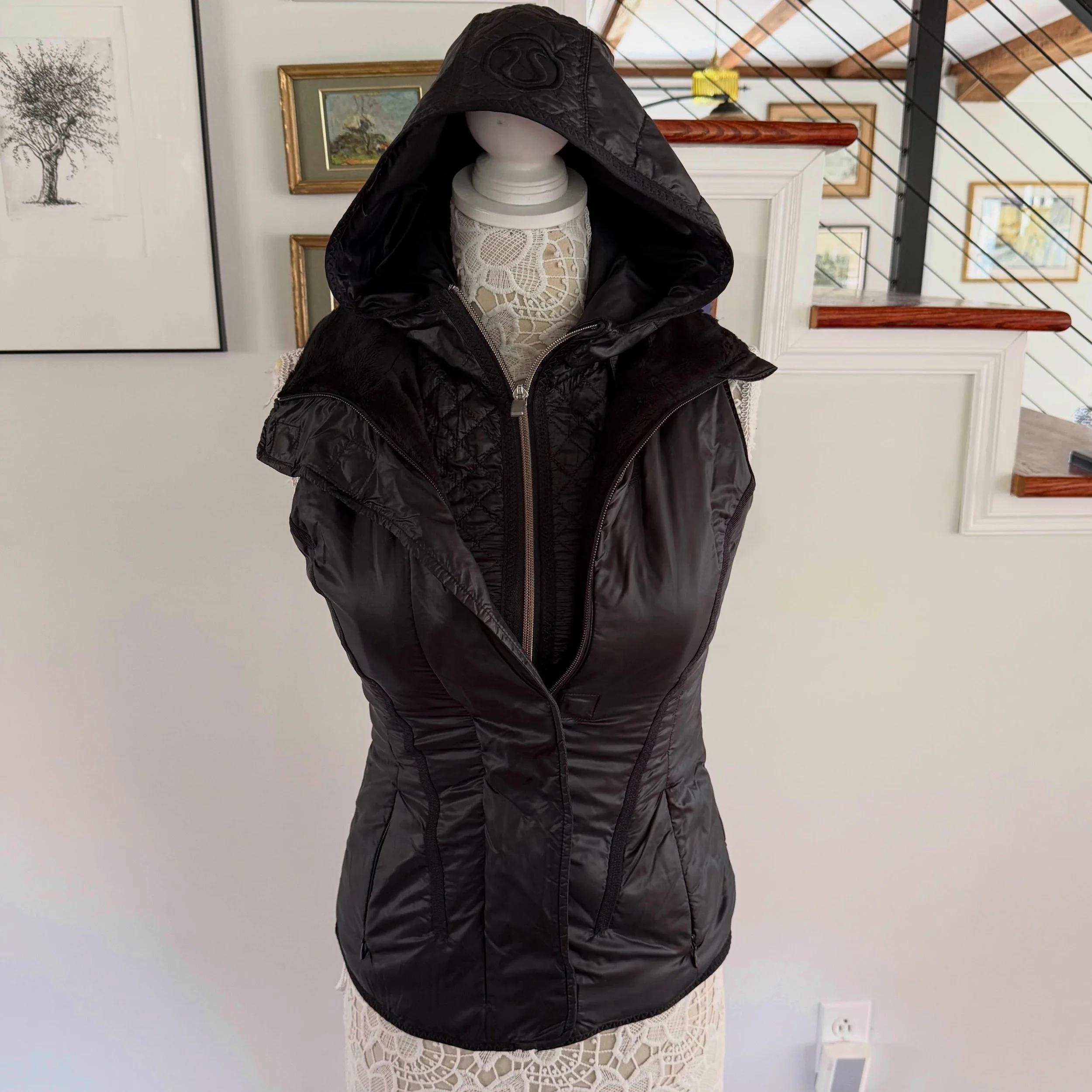 Lulu🍋 glacier vest. 
Sz 4 * $70
.
.
$8 shipping continental US
Free shipping for purchases over $100
.
.
FOLLOW OUR BACKUP ACCOUNT: @seaagainconsignment