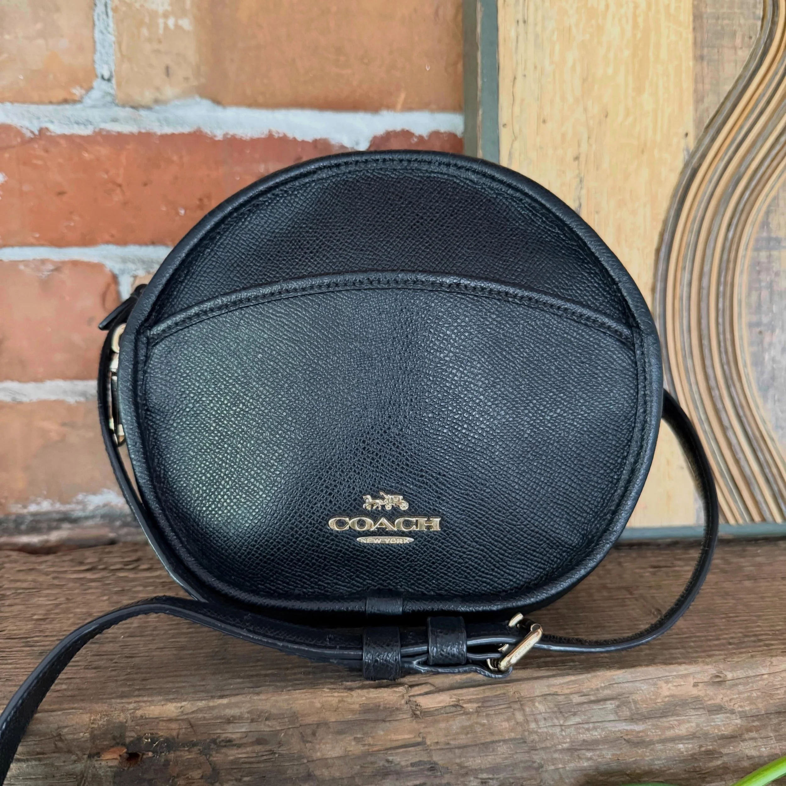 Coach canteen crossbody 
$85
.
.
$8 shipping continental US
Free shipping for purchases over $100
.
.
FOLLOW OUR BACKUP ACCOUNT: @seaagainconsignment