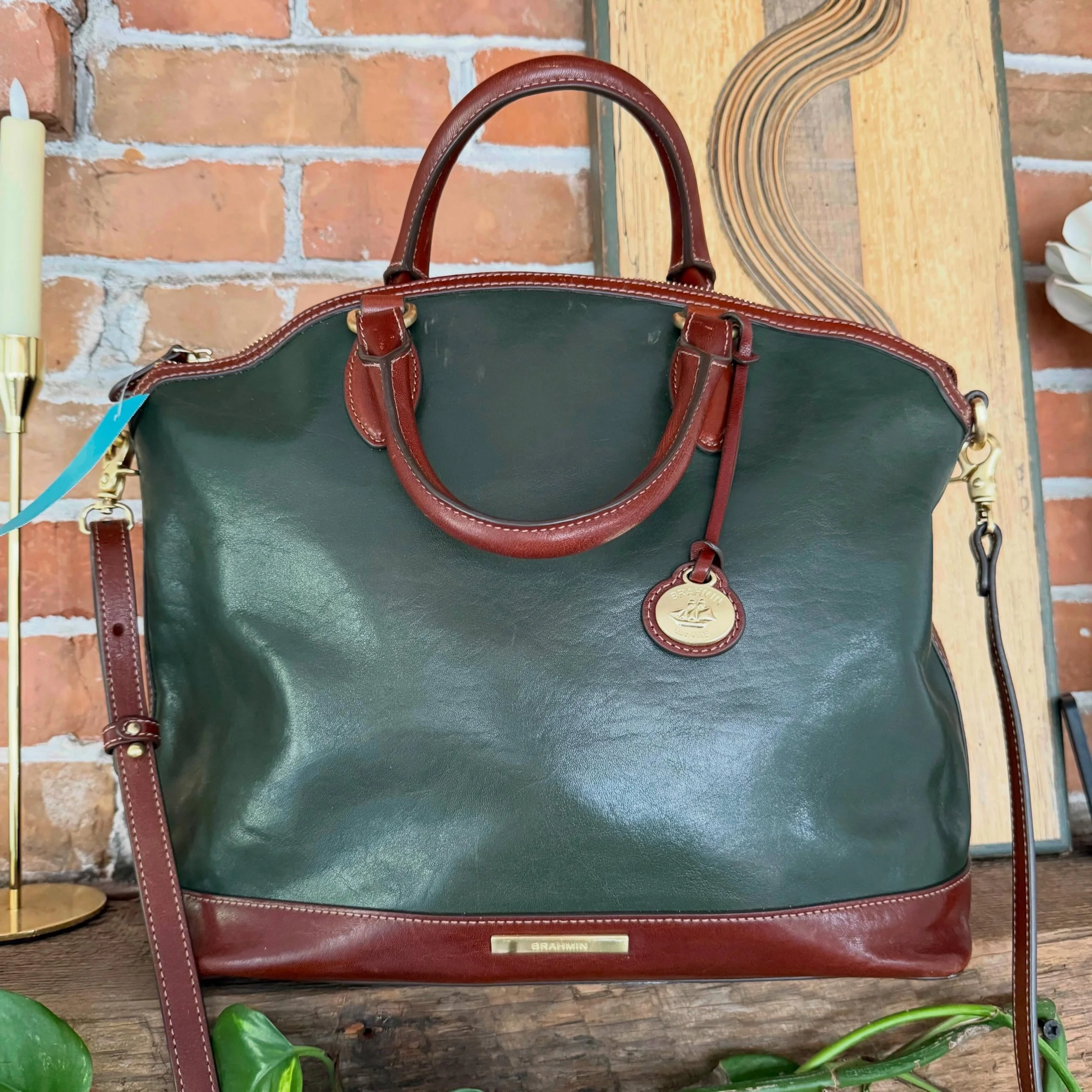 Vintage Brahmin medium satchel with crossbody strap
$145
.
.
$8 shipping continental US
Free shipping for purchases over $100
.
.
FOLLOW OUR BACKUP ACCOUNT: @seaagainconsignment