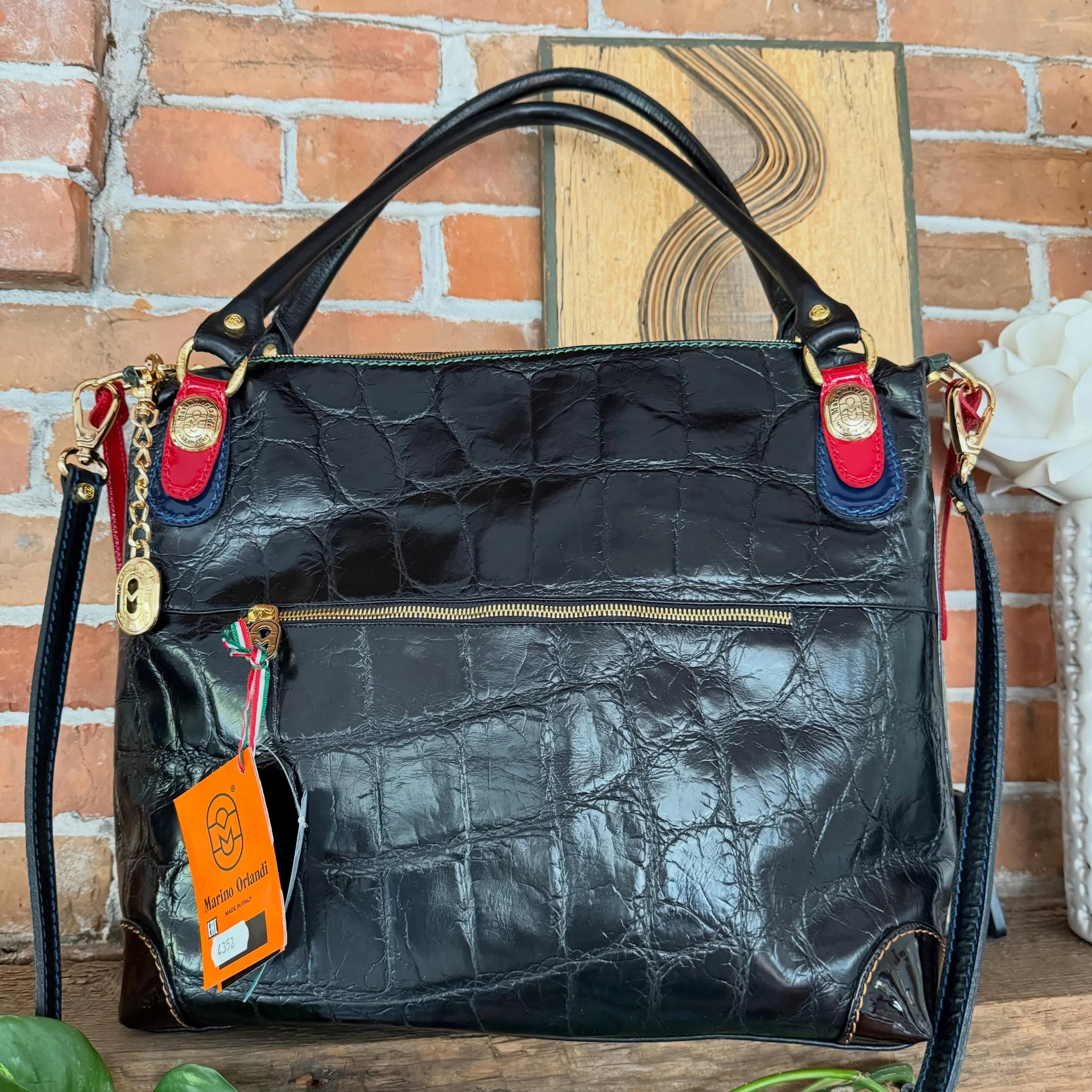 🆕 Marino Orlandi croc embossed leather tote. The blend of colors in the details is amazing! Swipe for a close up!
$450
.
.
$8 shipping continental US
Free shipping for purchases over $100
.
.
FOLLOW OUR BACKUP ACCOUNT: @seaagainconsignment