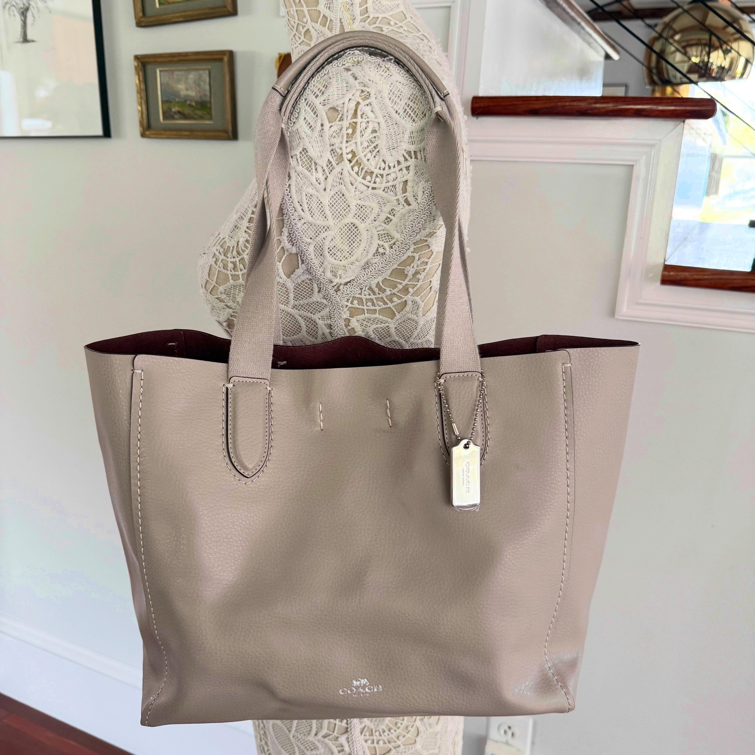 Coach derby tote
$85
.
.
$8 shipping continental US
Free shipping for purchases over $100
.
.
FOLLOW OUR BACKUP ACCOUNT: @seaagainconsignment