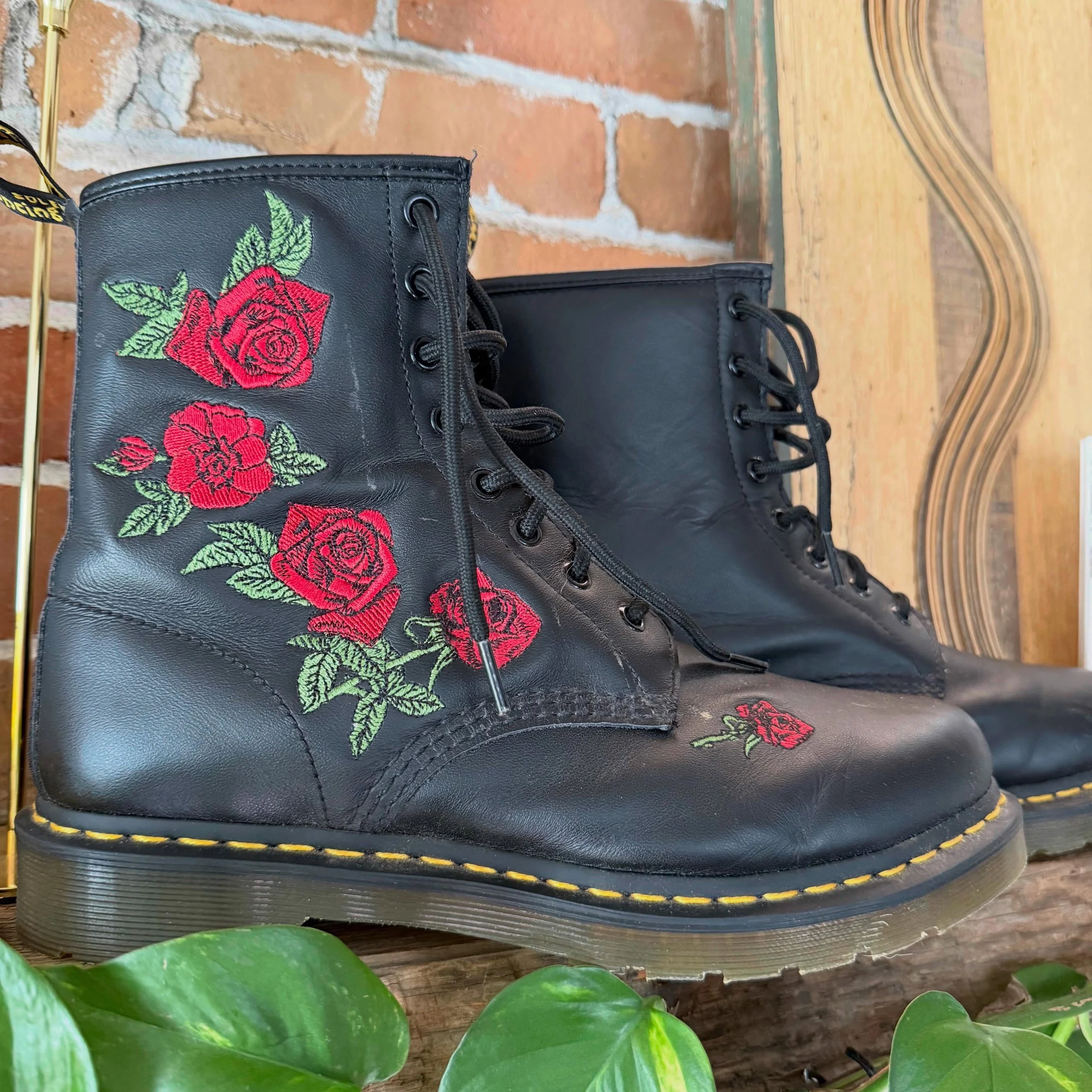 Dr. Martens 1460 Vonda embroidered rose lace up boots 🌹 
Sz 10 * $95
.
.
$8 shipping continental US
Free shipping for purchases over $100
.
.
FOLLOW OUR BACKUP ACCOUNT: @seaagainconsignment