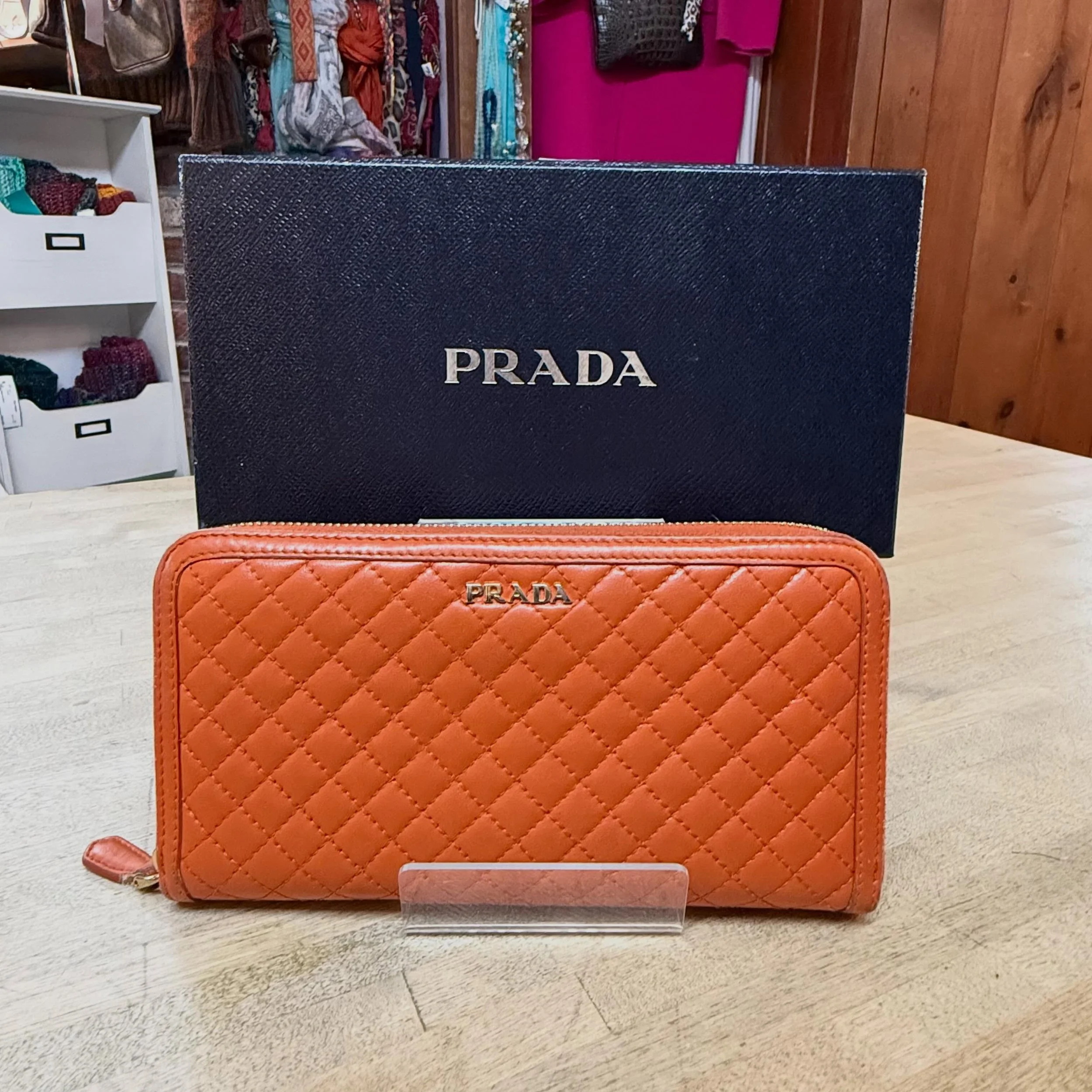 Quilted zip around wallet in gorgeous burnt orange 🍊 
Dm for pricing 
.
.
$8 shipping continental US
Free shipping for purchases over $100
.
.
FOLLOW OUR BACKUP ACCOUNT: @seaagainconsignment