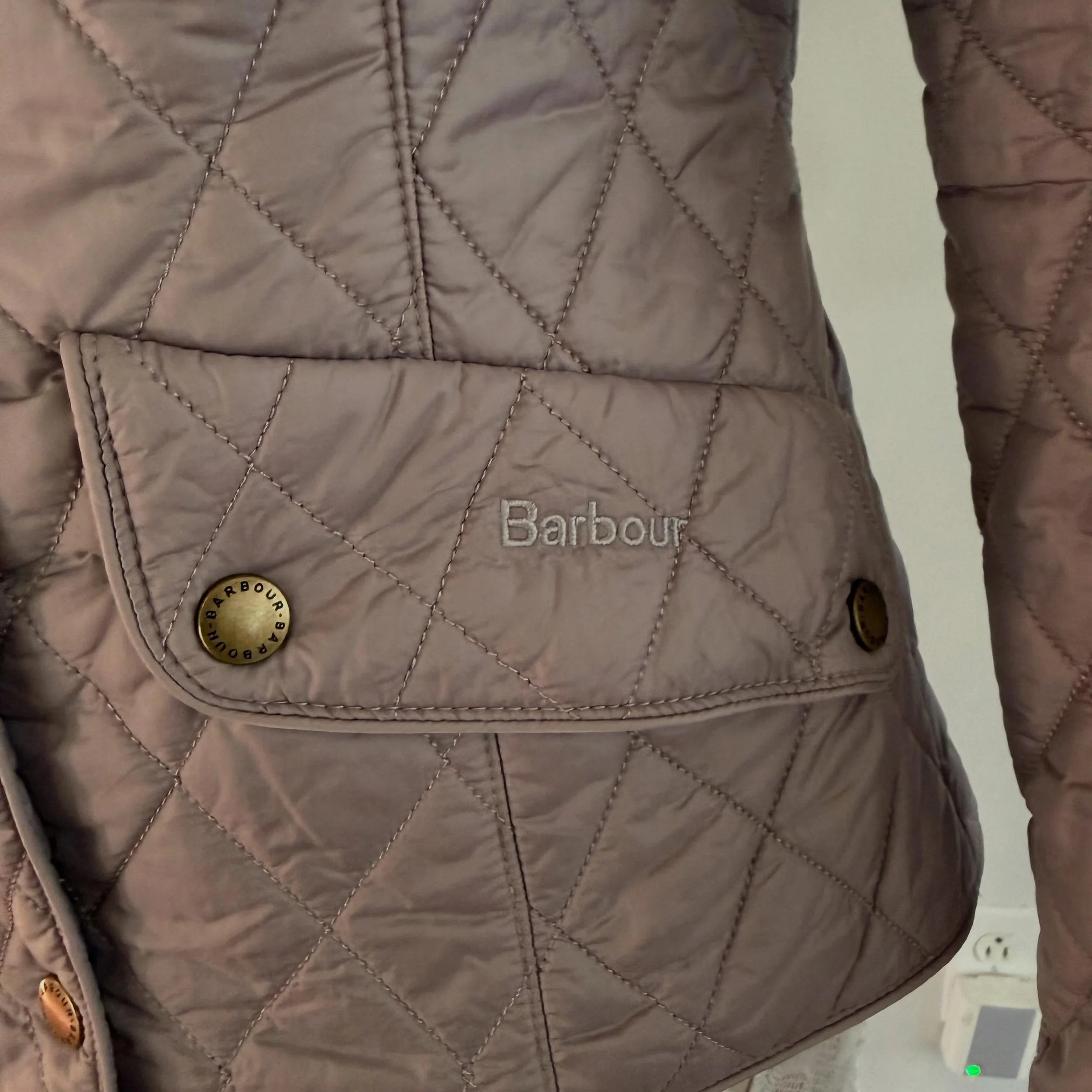 Barbour flyweight cavalry quilted jacket. 
Sz 6 * $98
.
.
$8 shipping continental US
Free shipping for purchases over $100
.
.
FOLLOW OUR BACKUP ACCOUNT: @seaagainconsignment