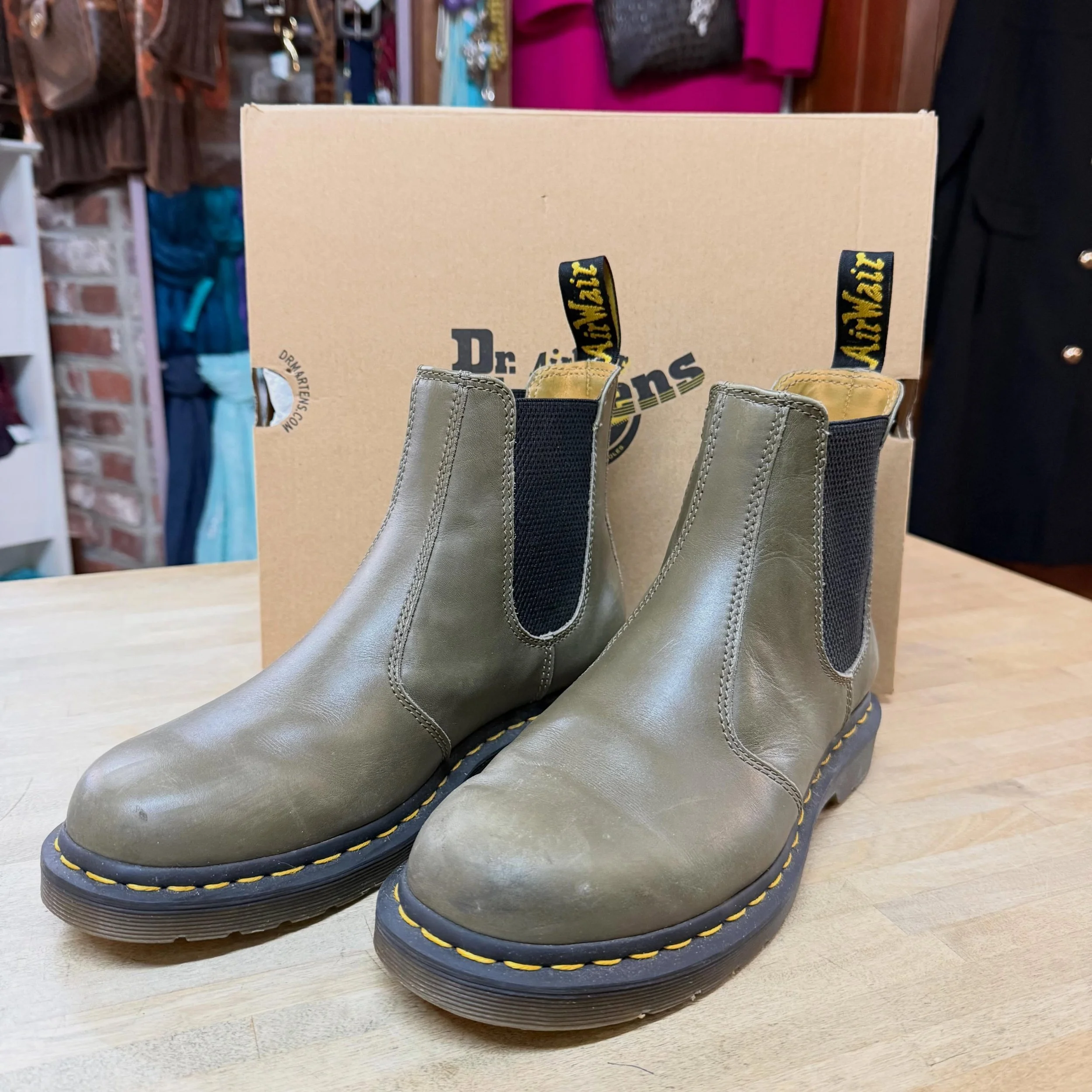 Chelsea boots 2976 in olive 🫒 
$80 ($190 retail!)
.
.
$8 shipping continental US
Free shipping for purchases over $100
.
.
FOLLOW OUR BACKUP ACCOUNT: @seaagainconsignment