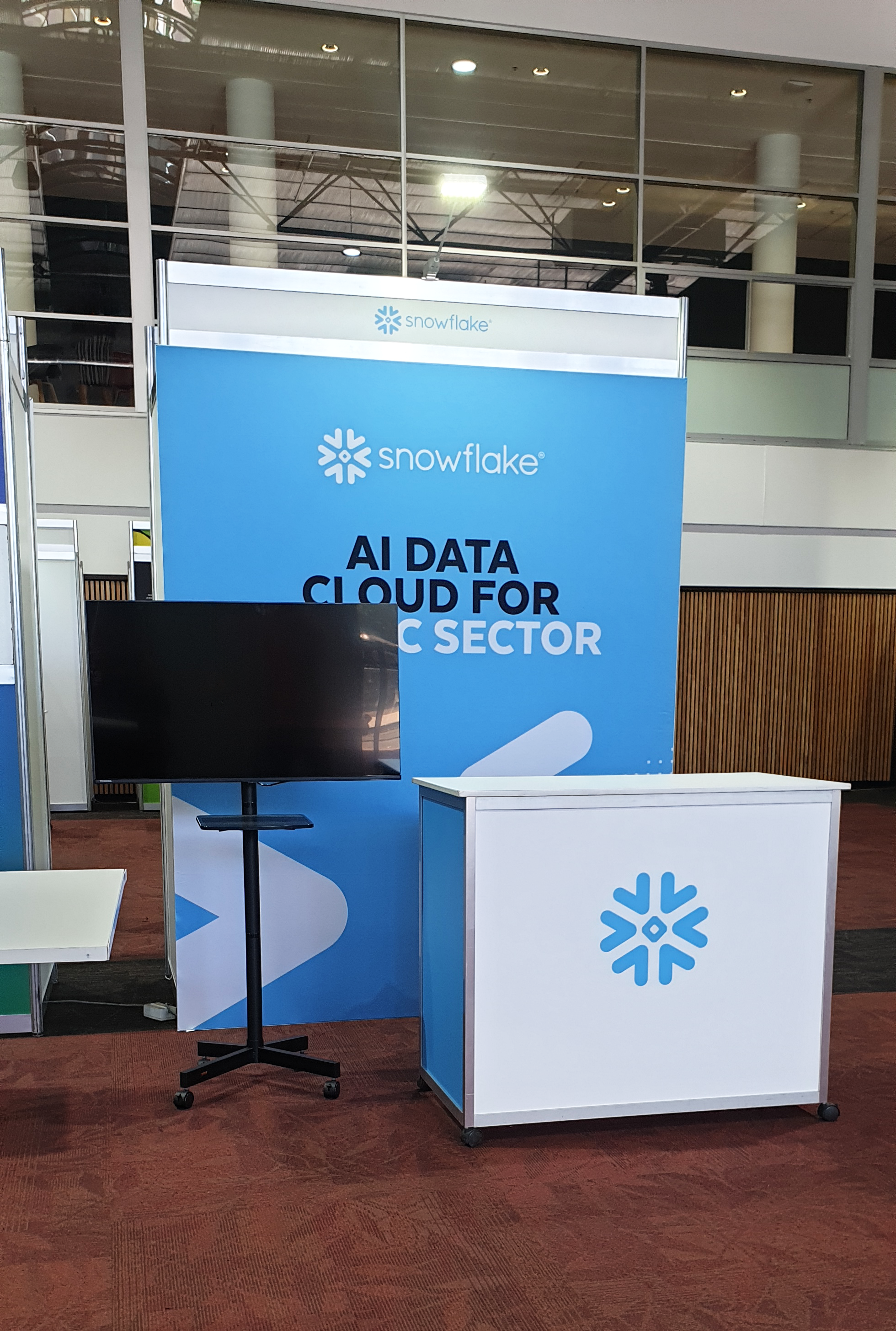 Snowflake Octanorm Pod with Reframe Banner, Printed Graphics & AV