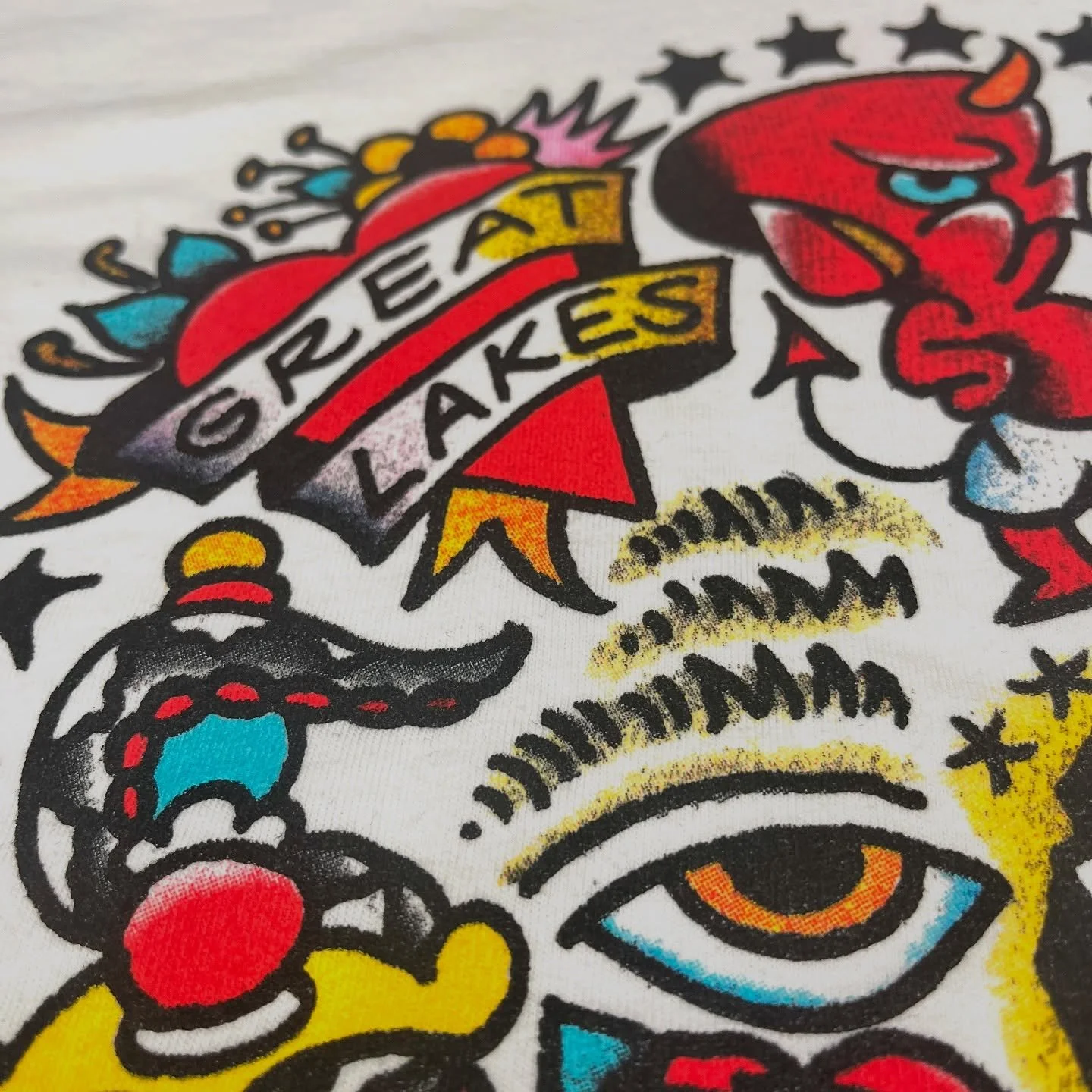 8 color sim process BANGER on @comfort_colors tees for @greatlakestattoo, available in their shop now! Art by @mr_wrath. Thanks y&rsquo;all, this was a really fun one. 
💥🏠💥
#explodinghouseprinting #greatlakestattoo #chicago #screenprint #chicagota