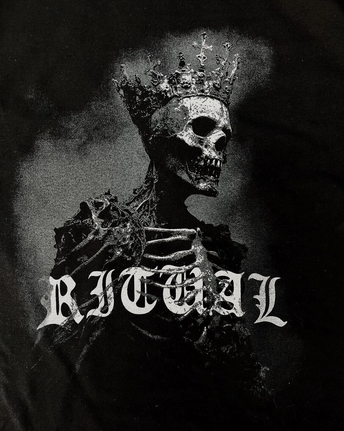 Super fine halftoned Skeleton King (&gt;&gt;swipe for detail&gt;&gt;) and private labeling tees for @ritual__apparel 💀👑 

💥🏠💥
#explodinghouseprinting #sbtr #ritual #ritualclothing #chicago #chicagopowerlifting #powerlifting #screenprinting #chic