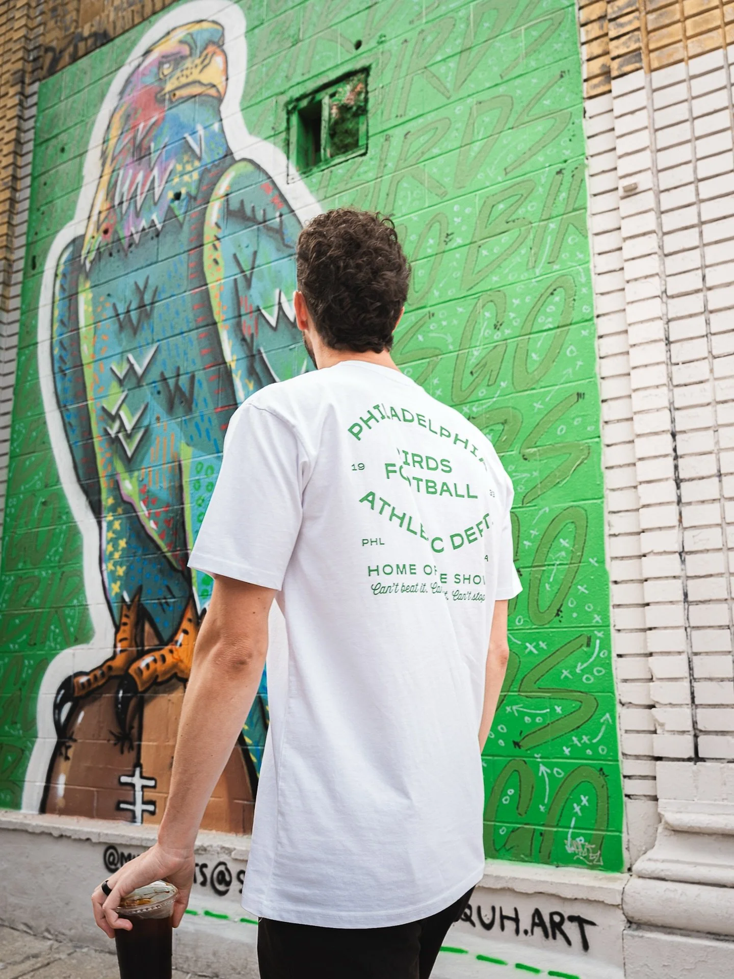 Strolling around with zero stress this week. Damn it feels good to be a Philly fan. 

Mural: @urquh.art 
Shirt: @citywidethreadco