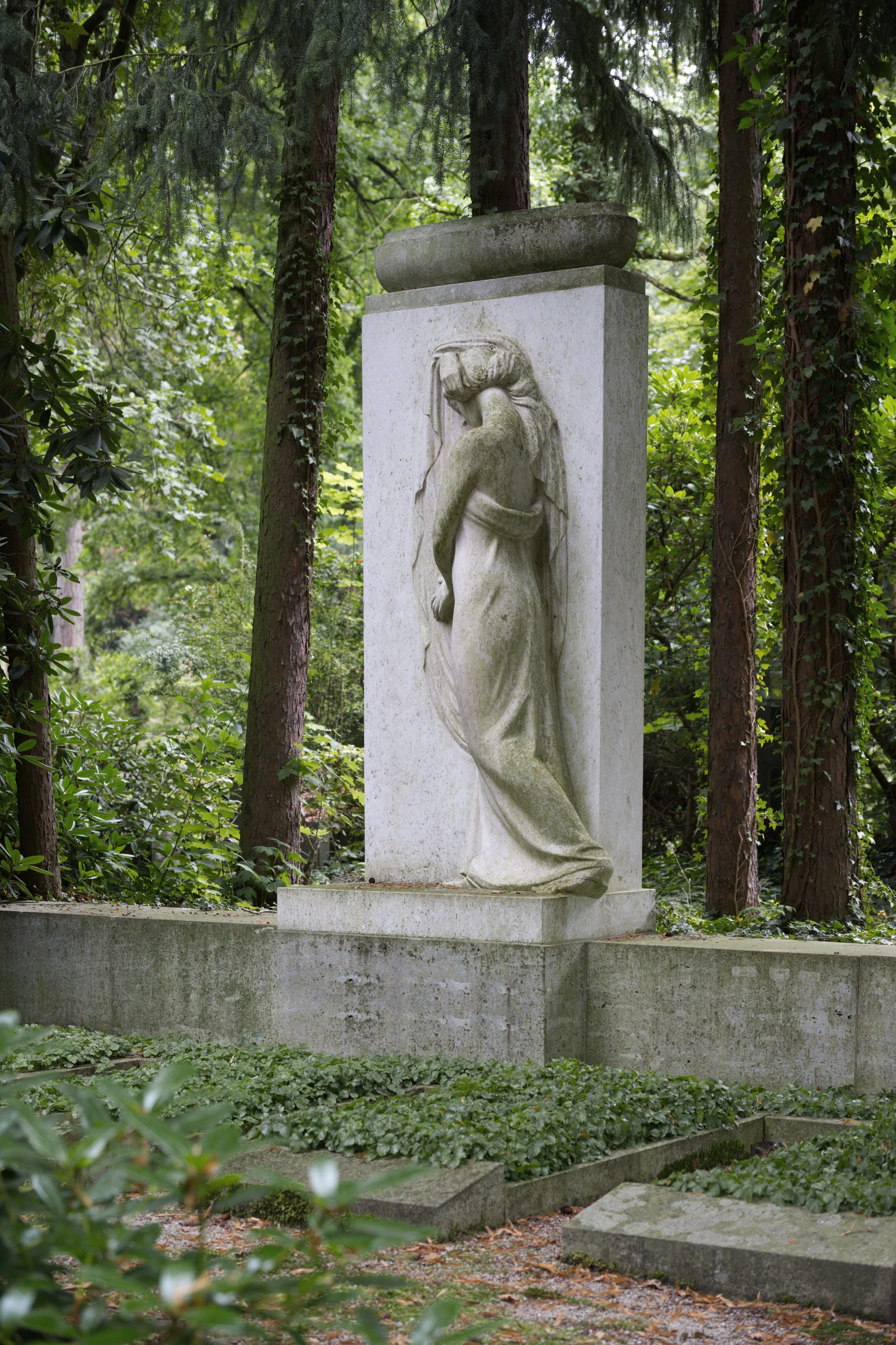 Idylle Frau Skulptur.jpg