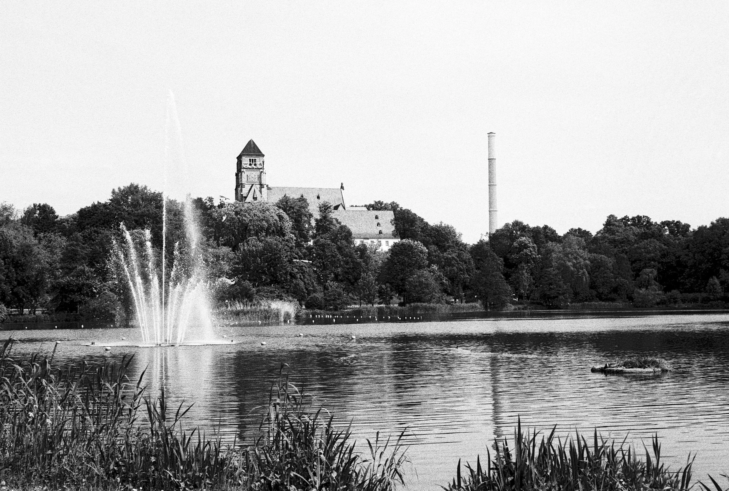 Schlosskirche mit Fontäne.jpg