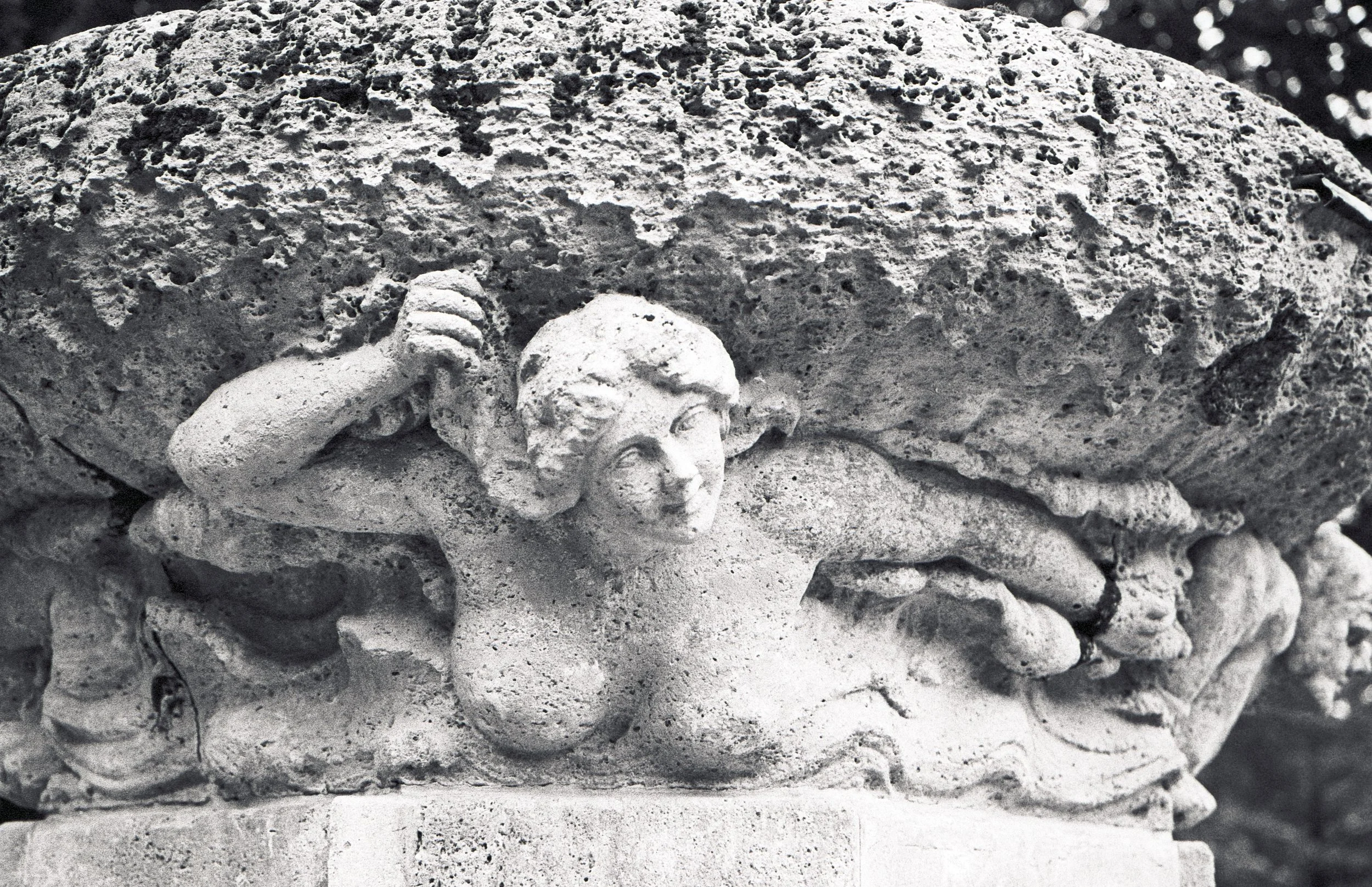 Skulptur Schlossteichpark mit Titten und Kopfstein.jpg