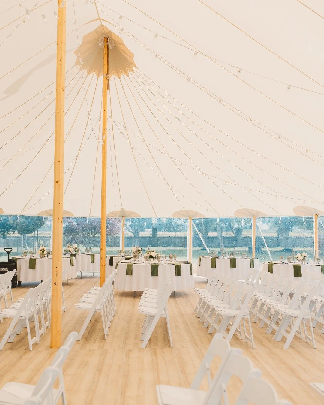 A Sperry Tent doesn&rsquo;t just cover the space, it changes the whole feel.

We love taking a familiar backyard and helping to turn it into something beautiful that feels like a venue.

Planning &amp; Coordination: @sweetwatereventsandrentals
Photog