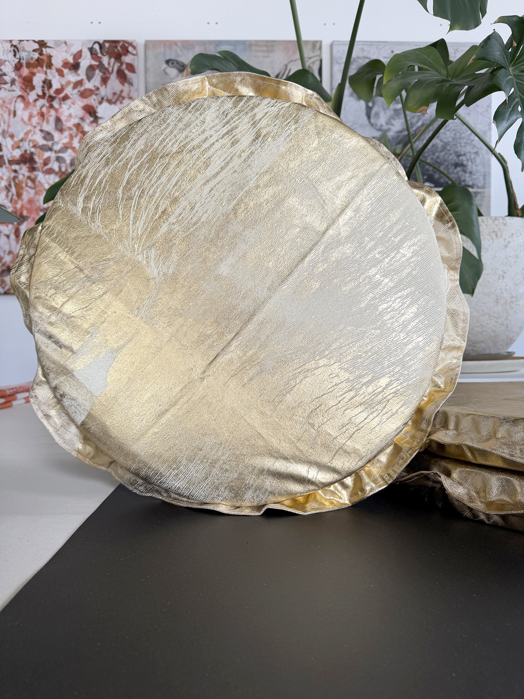 gold round cushion 2.jpg