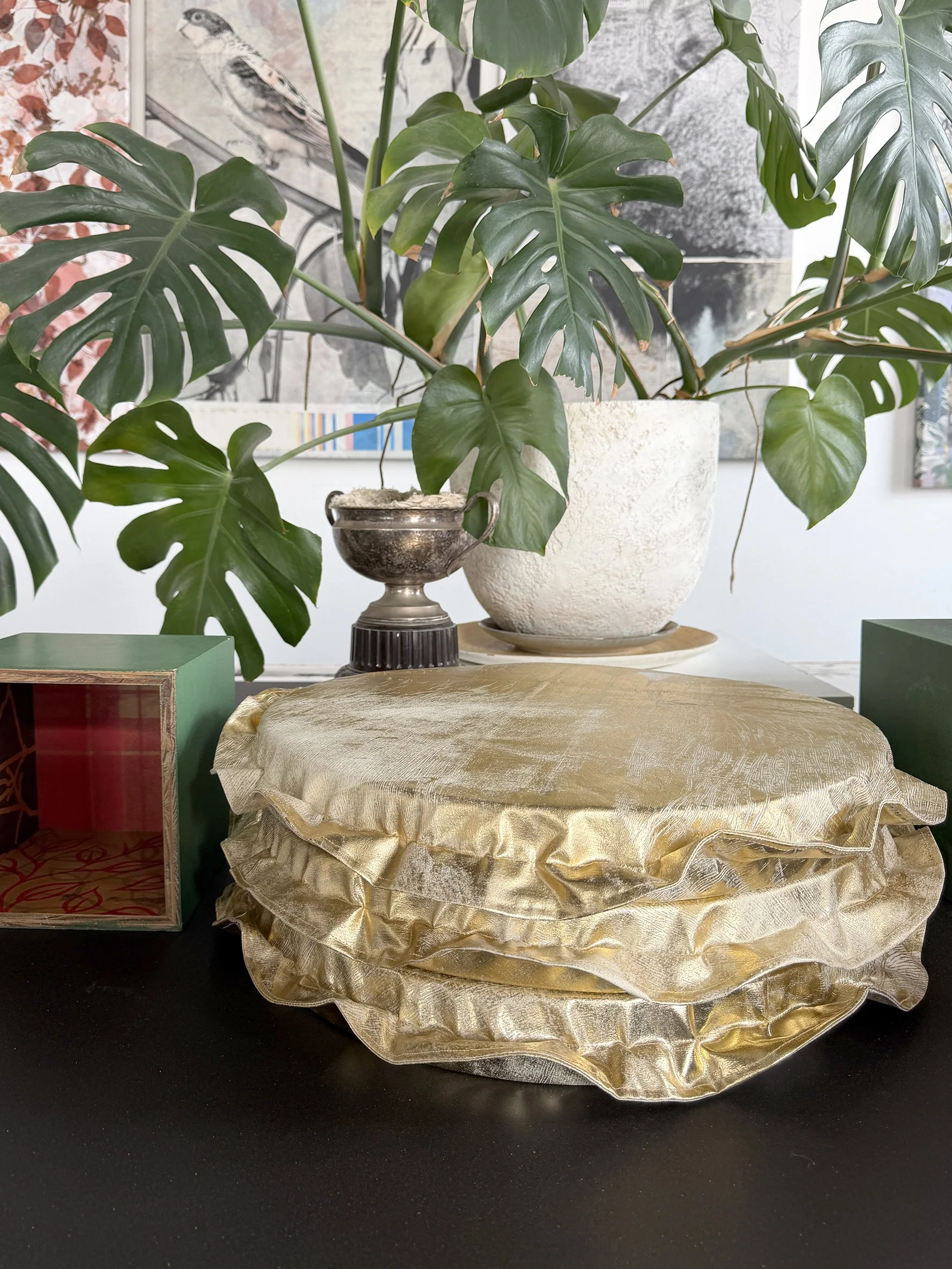gold round cushion 1.jpg