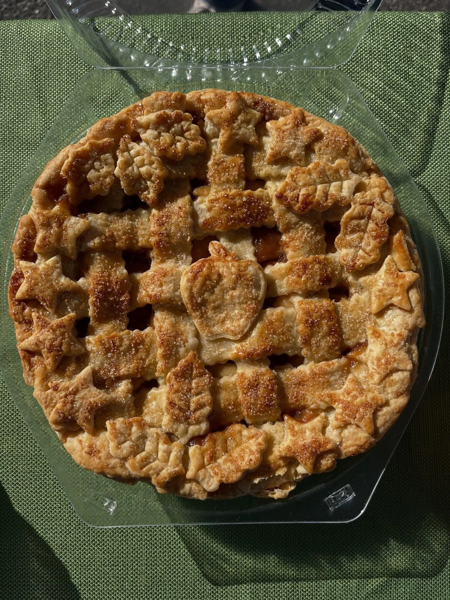 Recipe of the week! It&rsquo;s November, so our pie series is BACK! Starting off with Harvest Fest&rsquo;s third place winner🏅Caramel Apple Pie by Marie Miller. Want this recipe in your inbox? Subscribe to our newsletter!

#Lovevamarkets #farmersmar