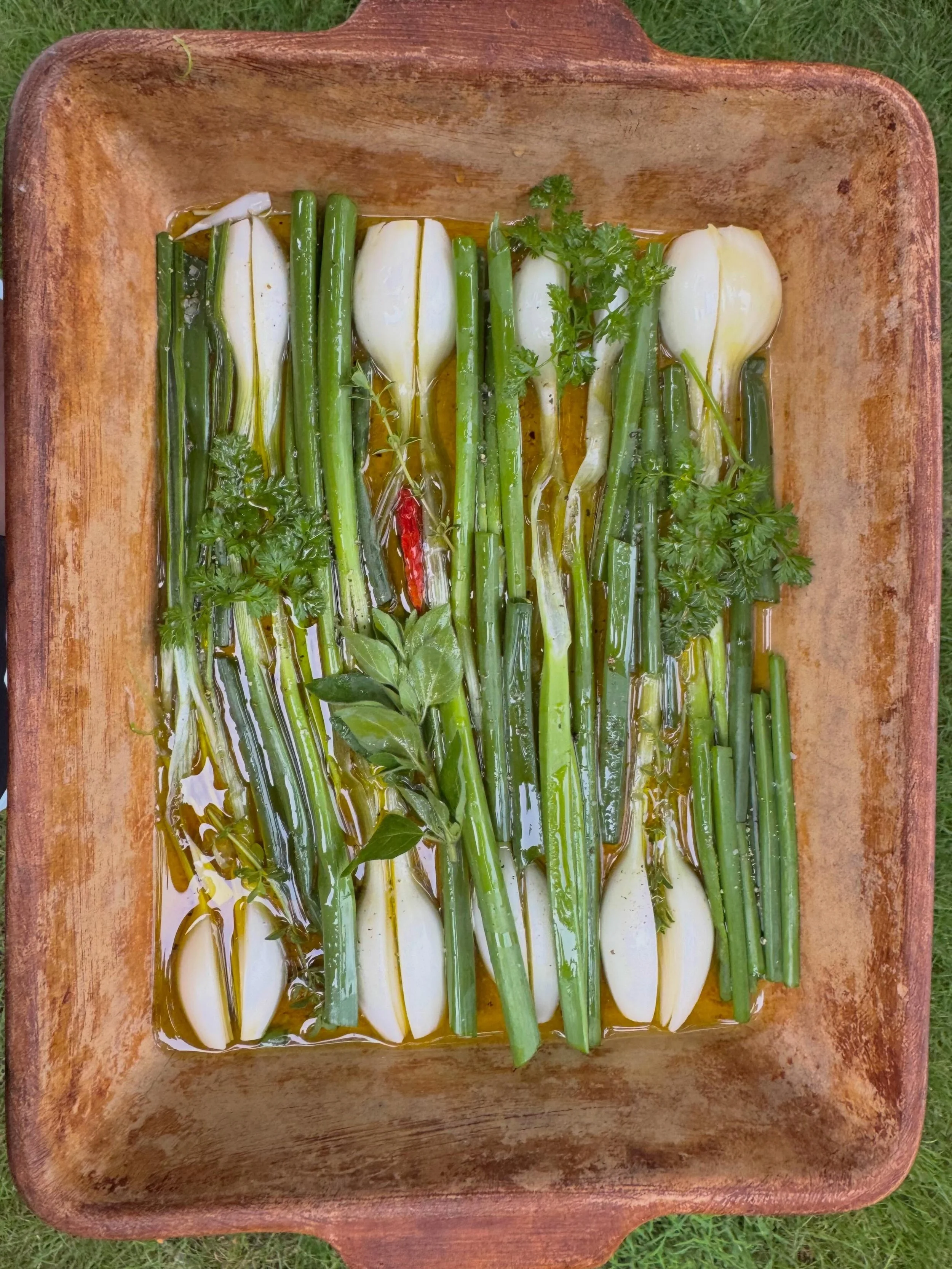 Recipe of the Week! Confit Spring Onions 🤤 After these bake into sweet, jammy goodness, you can add them to just about anything! An omelette, pasta, toast, etc. Subscribe to our newsletter to receive this recipe and more in your inbox every Friday m
