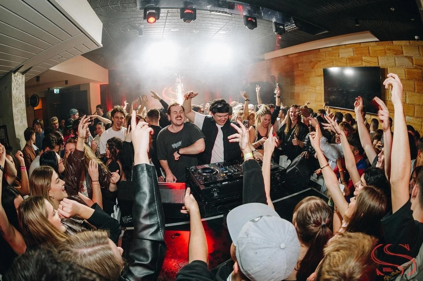 Cheeky b2b? @andrew_garmento 
@socialsundays_ 
@theillawarrahotel