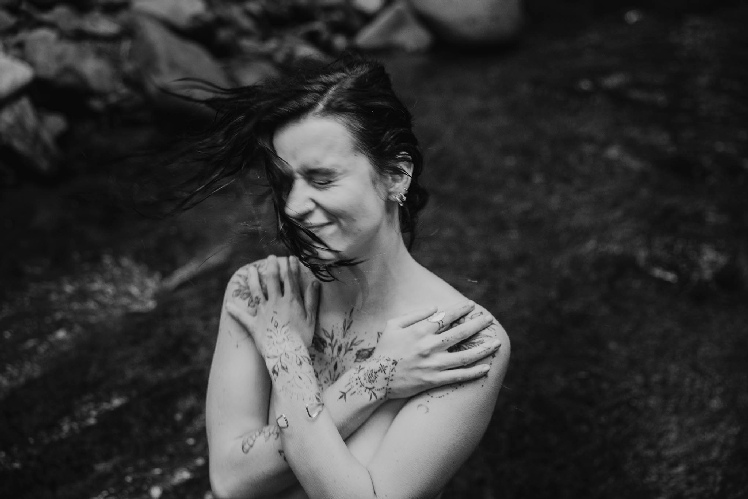 Séance photo de femme - Ensauvagée