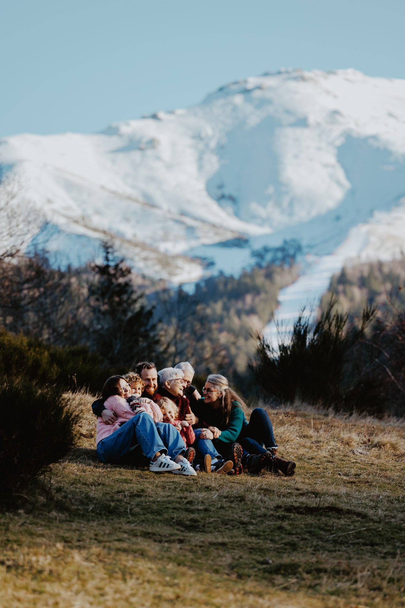 Séance grande famille en hiver dans le Cantal 