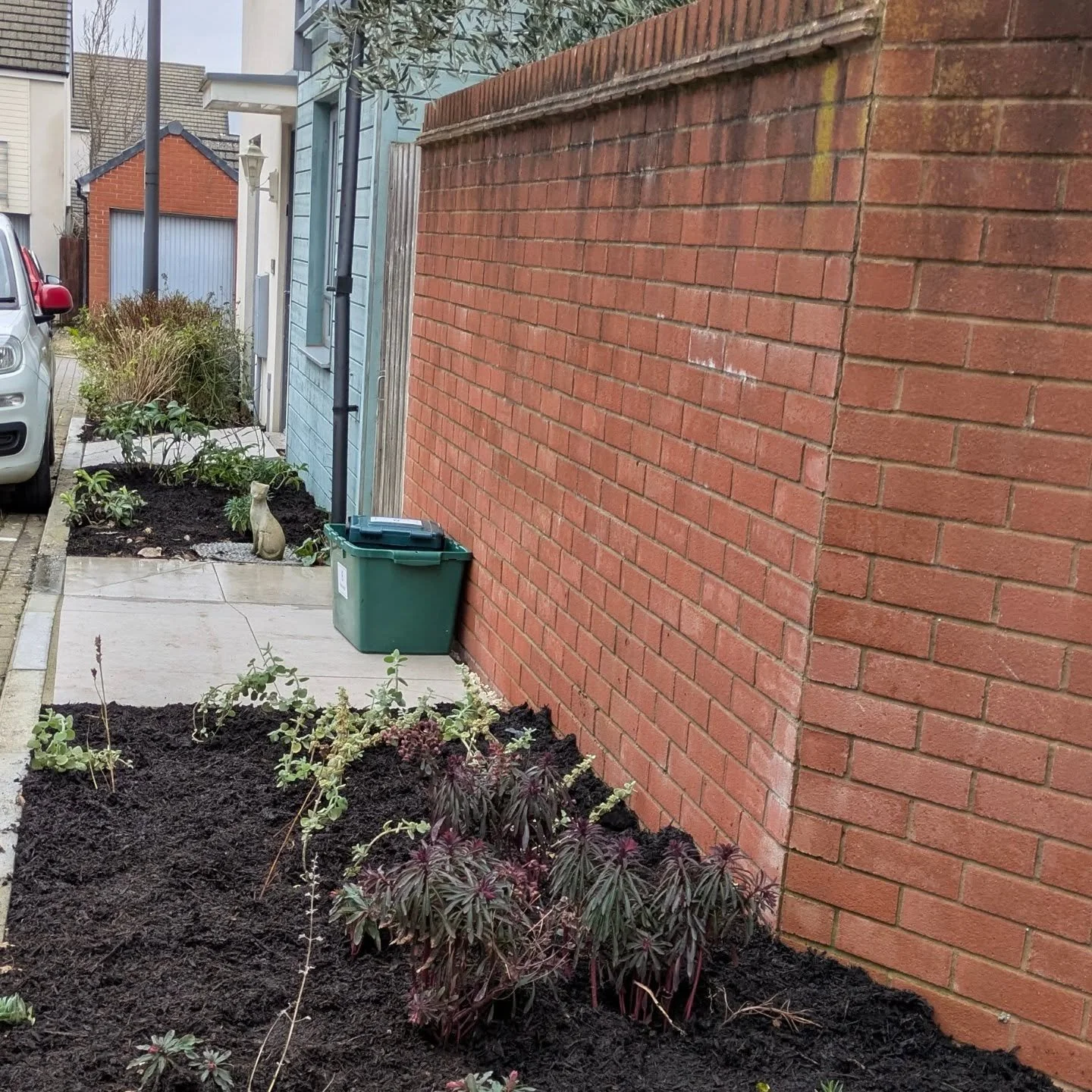 GET READY FOR SPRING AND MULCH. Winter months are a great time to prepare for spring growth. Winter mulching adds protection, improves soil health and reduces maintenance later in the year. 
.
Today, I've been adding composted bark to the front borde