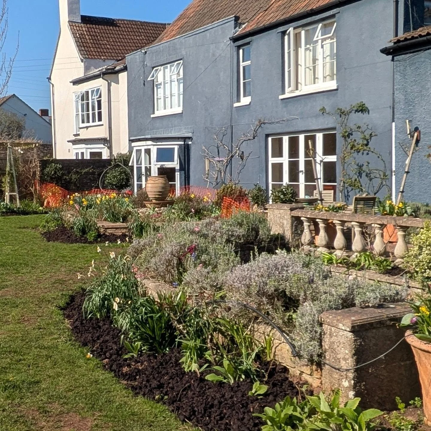 Rose beds mulched. Job done ✅

#RoseCare #rosegardener #gardeninspiration #gardenjobs #mulching