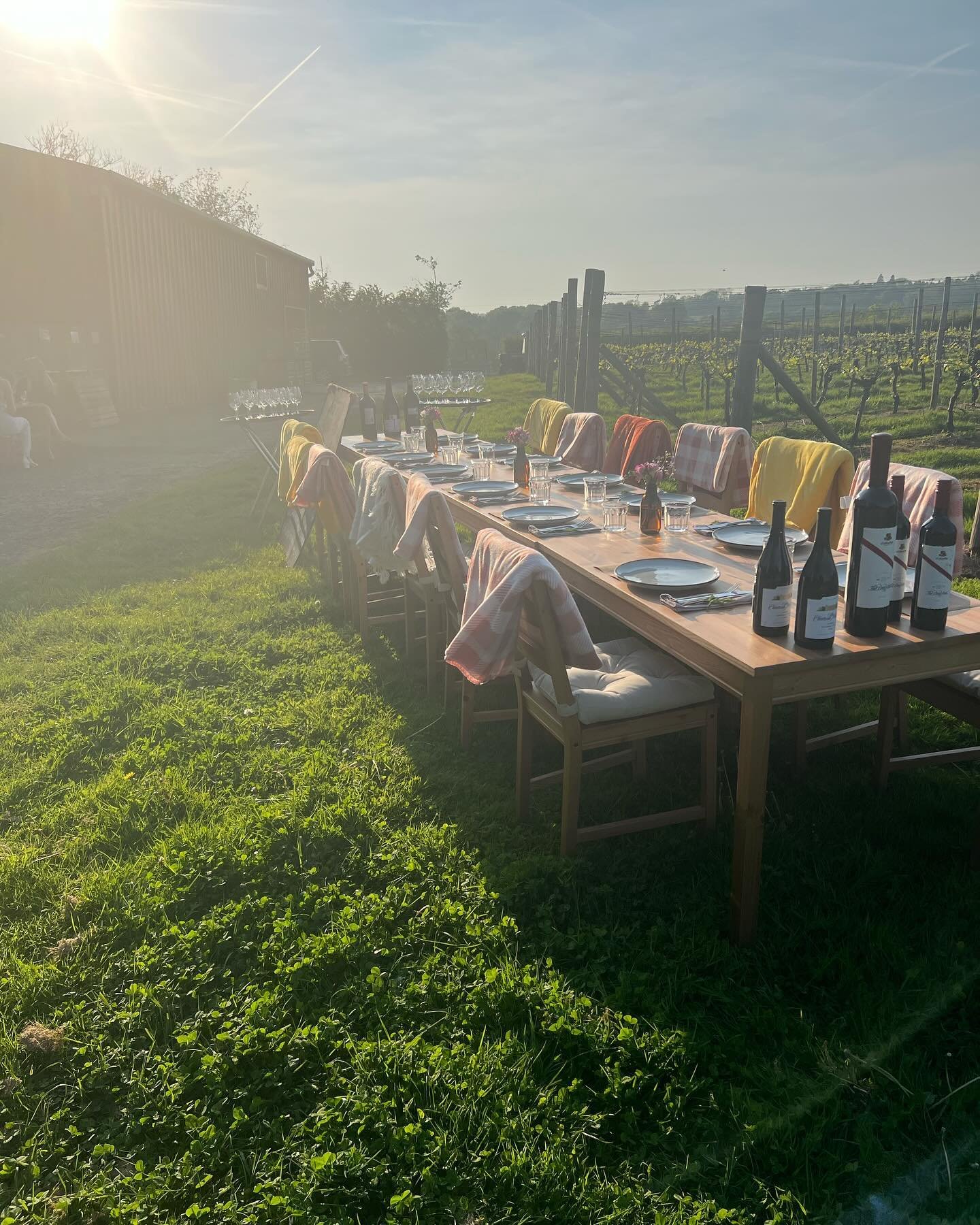 What a way to spend a sunny evening! We were delighted to try the first of a new series of supper clubs at  @downsview_vineyard in the heart of the Sussex countryside. in partnership with the talented Aaron and Anna @fitzgeraldcatering these regular 