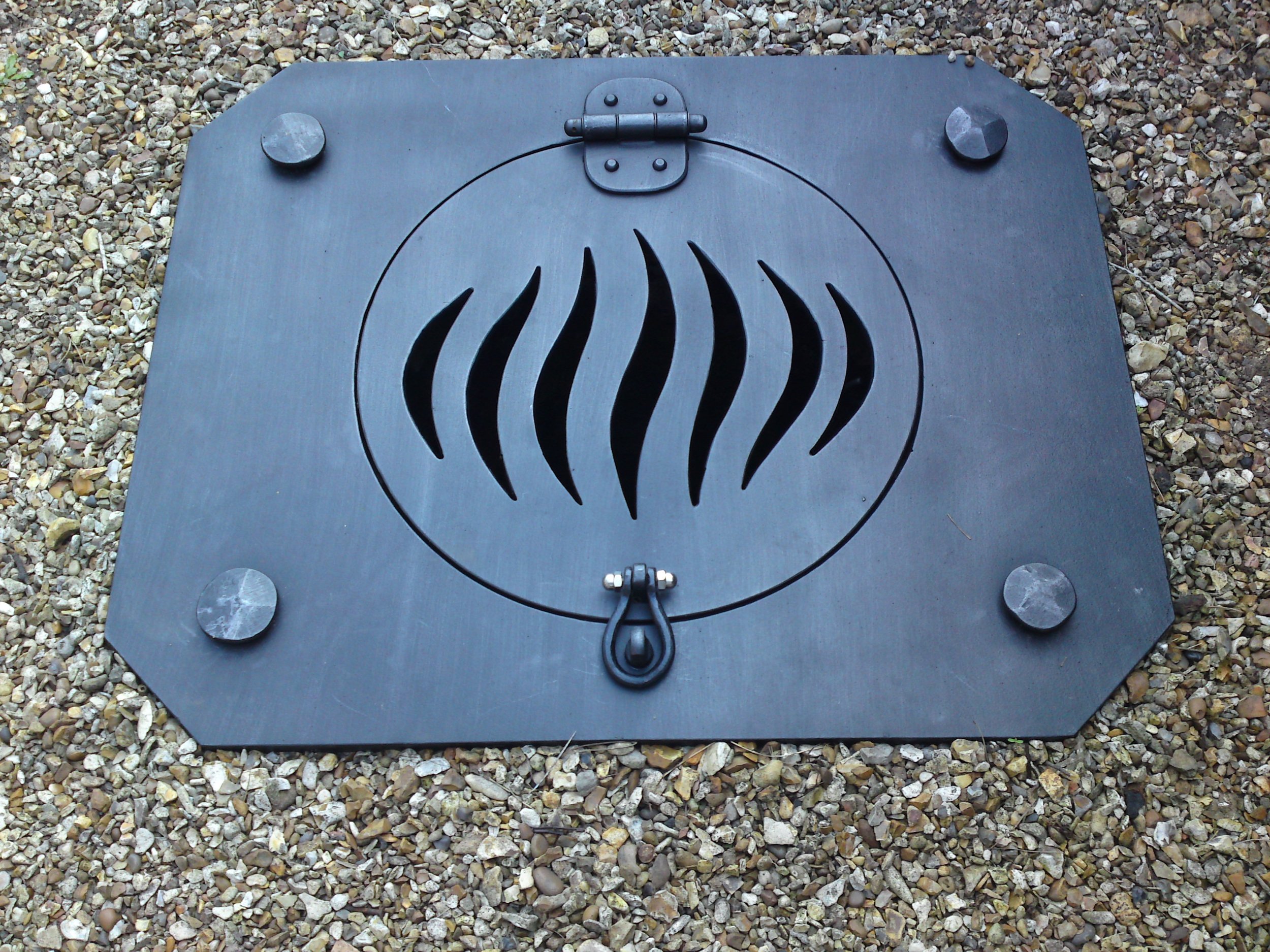 Ground level well cover