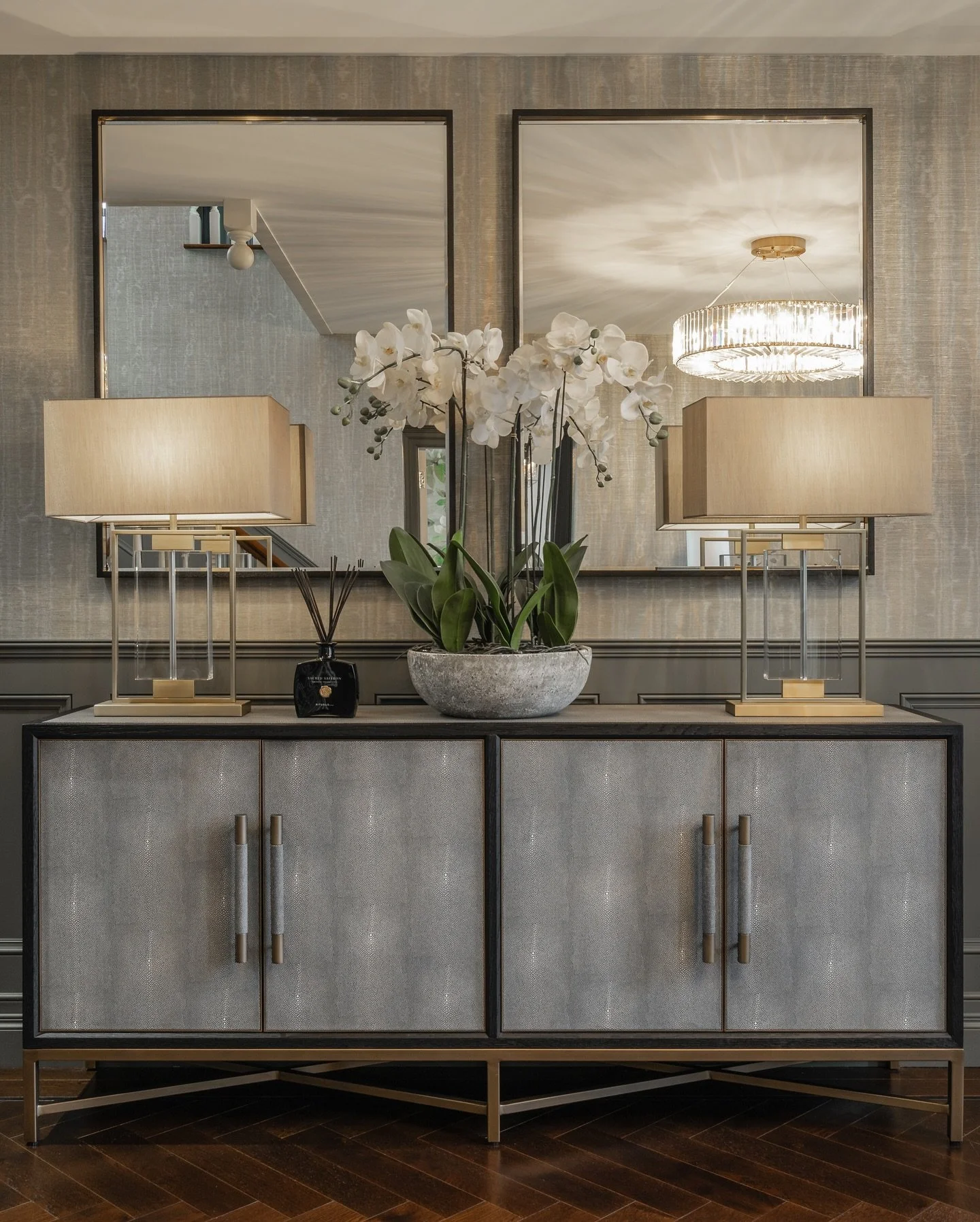 Details make Perfection  #mccrabbeinteriordesign #stranorlardonegal  #donegal #interiordesign #interiors #interiors123 #enniskillen #omagh #derry #strabane #coleraine #hallway #entranceway #console #lighting #decor #homestyling #homeconsultation #wal