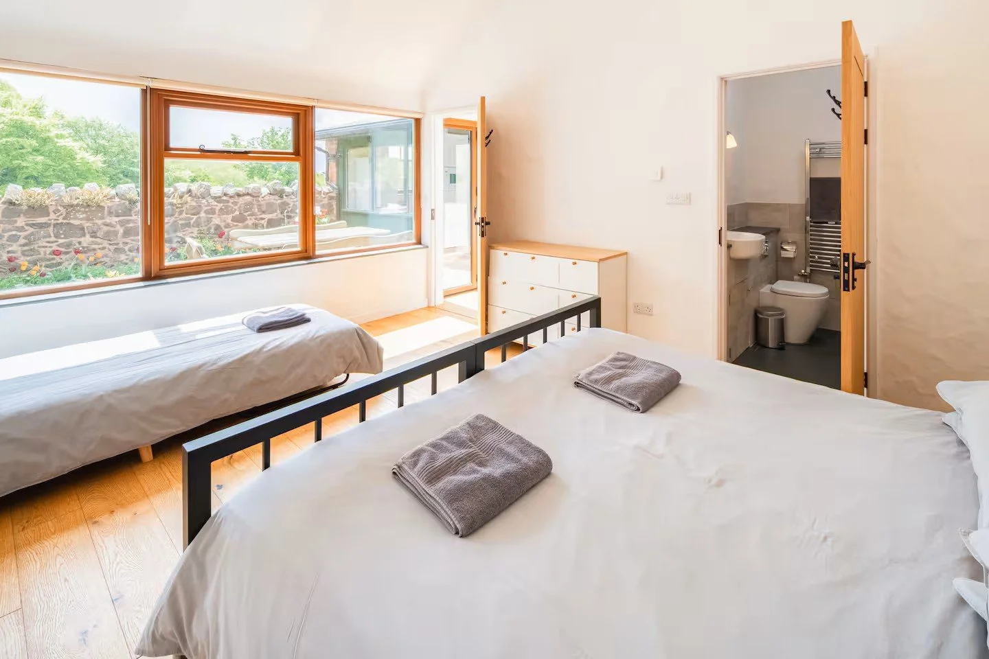 Large Ensuite Room (Shared)