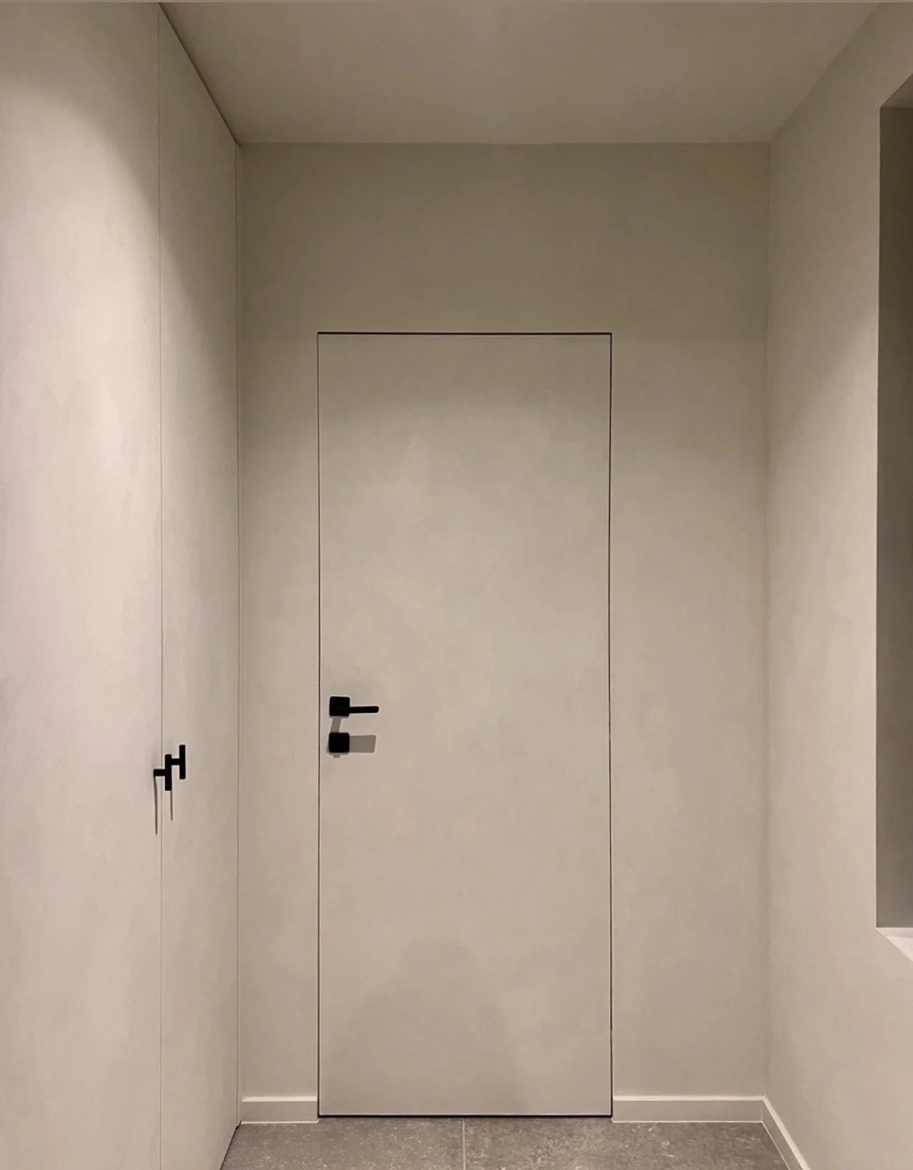 Een deur naadloos weggewerkt in je interieur? De Waerhert uit Zandhoven maakt jouw interieur op maat.