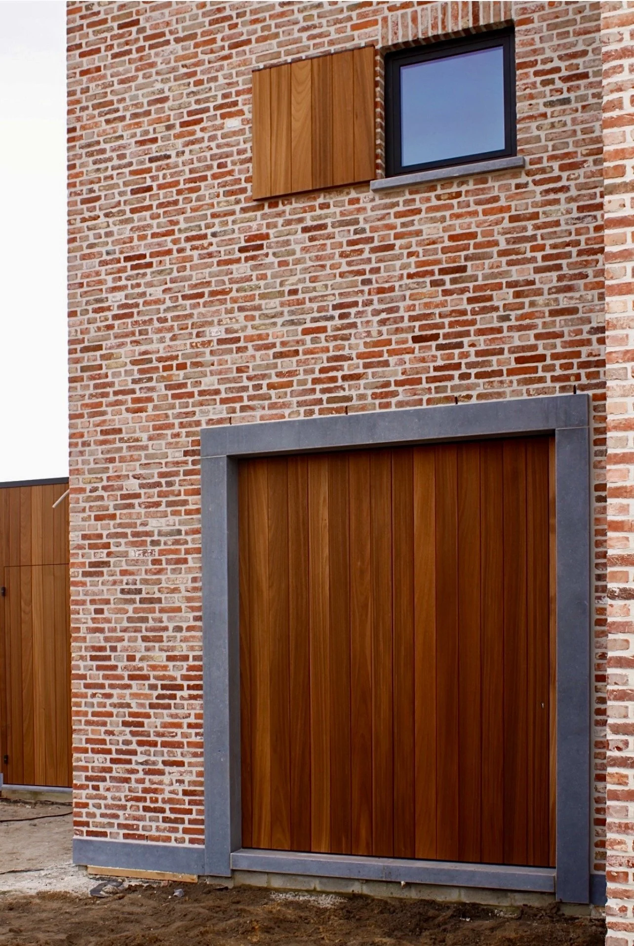 Op zoek naar een houten poort of garagedeur? De Waerhert voorziet je van een op maat gemaakte, duurzame afsluiting.