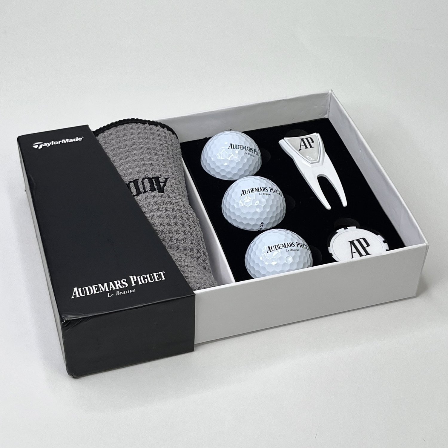 Audemars Piguet x TaylorMade Golf Set – Logo Balls, Divot Tool 