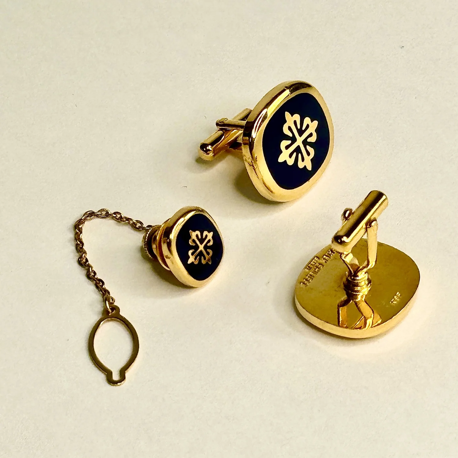 PATEK PHILIPPE ゴールドキーホルダー Patek Philippe Calatrava Navy & Gold Cufflink and Pin Set
