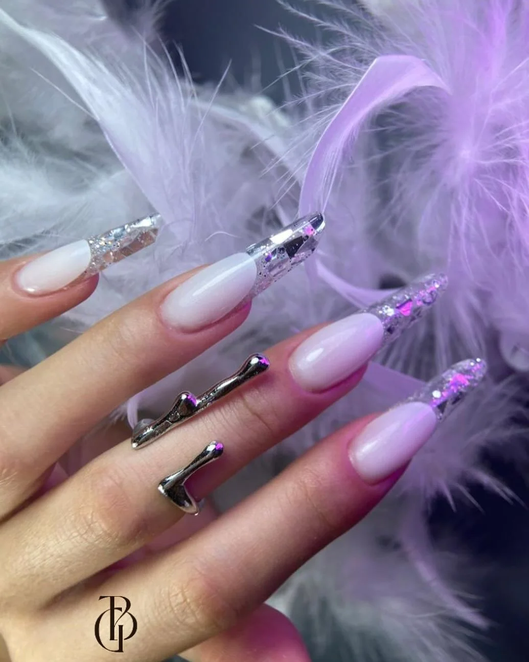 ✨ When elegance meets sparkle ✨
A dreamy blend of soft ombr&eacute; and crystal-clear glitter tips &ndash; pure sophistication in every detail. Perfect for when you want your nails to whisper glamour. 💅
#thegreatbeautysalon #luxurynails #biab #naila
