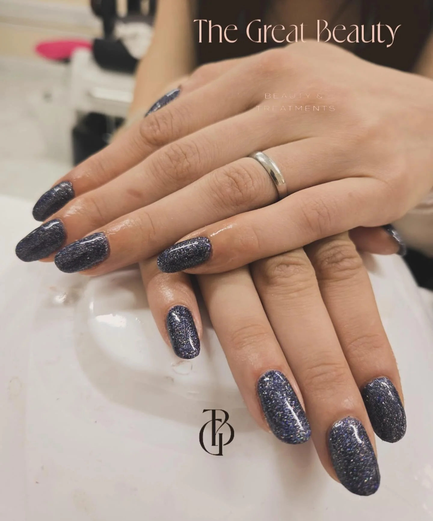 ✨ Midnight sparkle, endless shine ✨
Dark, glamorous, and full of attitude &mdash; this shellac is ready to steal the spotlight.
Book your glow-up now at The Great Beauty 💅

#shellac #nails #beauty #hackneyroad #bethnalgreen #hoxton #shoreditch #hack