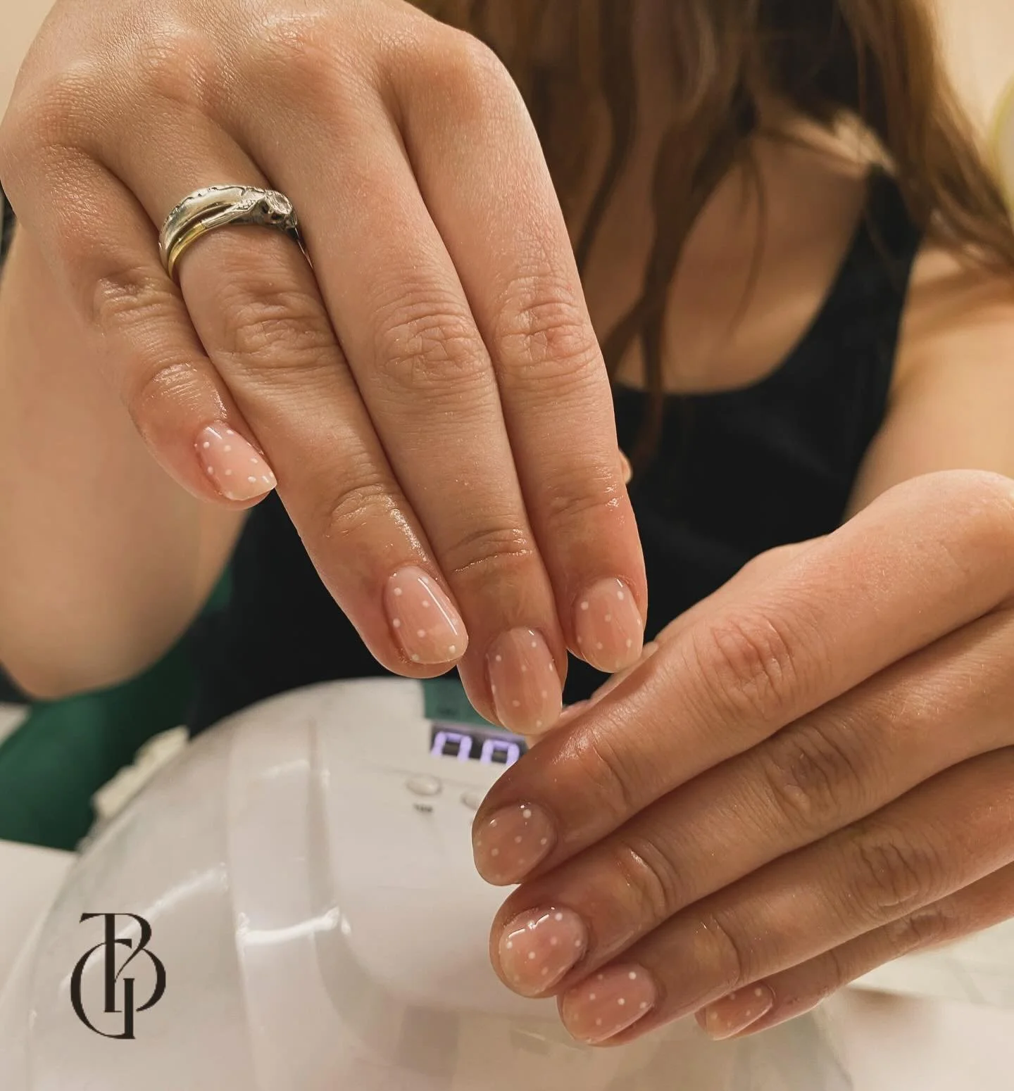 🌿 Elegant. Refined. Effortless. 🌿
A delicate nude base kissed with the finest polka dots &ndash; sophistication in every detail.
Because true luxury is found in simplicity ✨💅

📍 Experience it at The Great Beauty Salon
💖 #thegreatbeautysalon #she