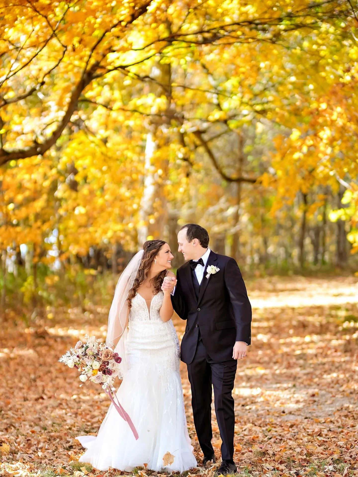 🍁 It&rsquo;s no surprise that October is one of the most popular months to say &ldquo;I do&rdquo; &mdash; and with photos like these from one of our favorite weddings last fall, it&rsquo;s easy to see why! Between the comfortable temperatures, vibra