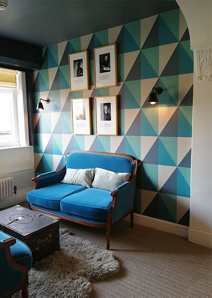 geometric-wallpaper-teal-sofa-modern
