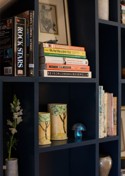 dark-navy-blue-bookcase-storage-decorations