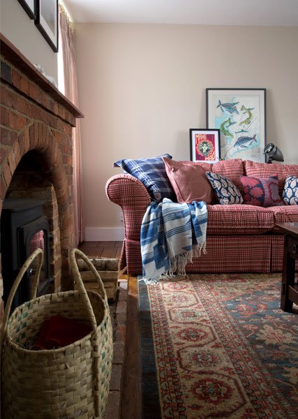 pink-warm-cosy-sofa-living-room-fireplace