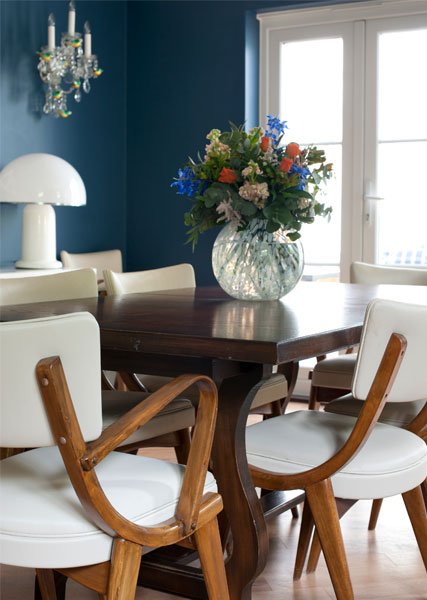 royal-blue-wall-paint-dining-room