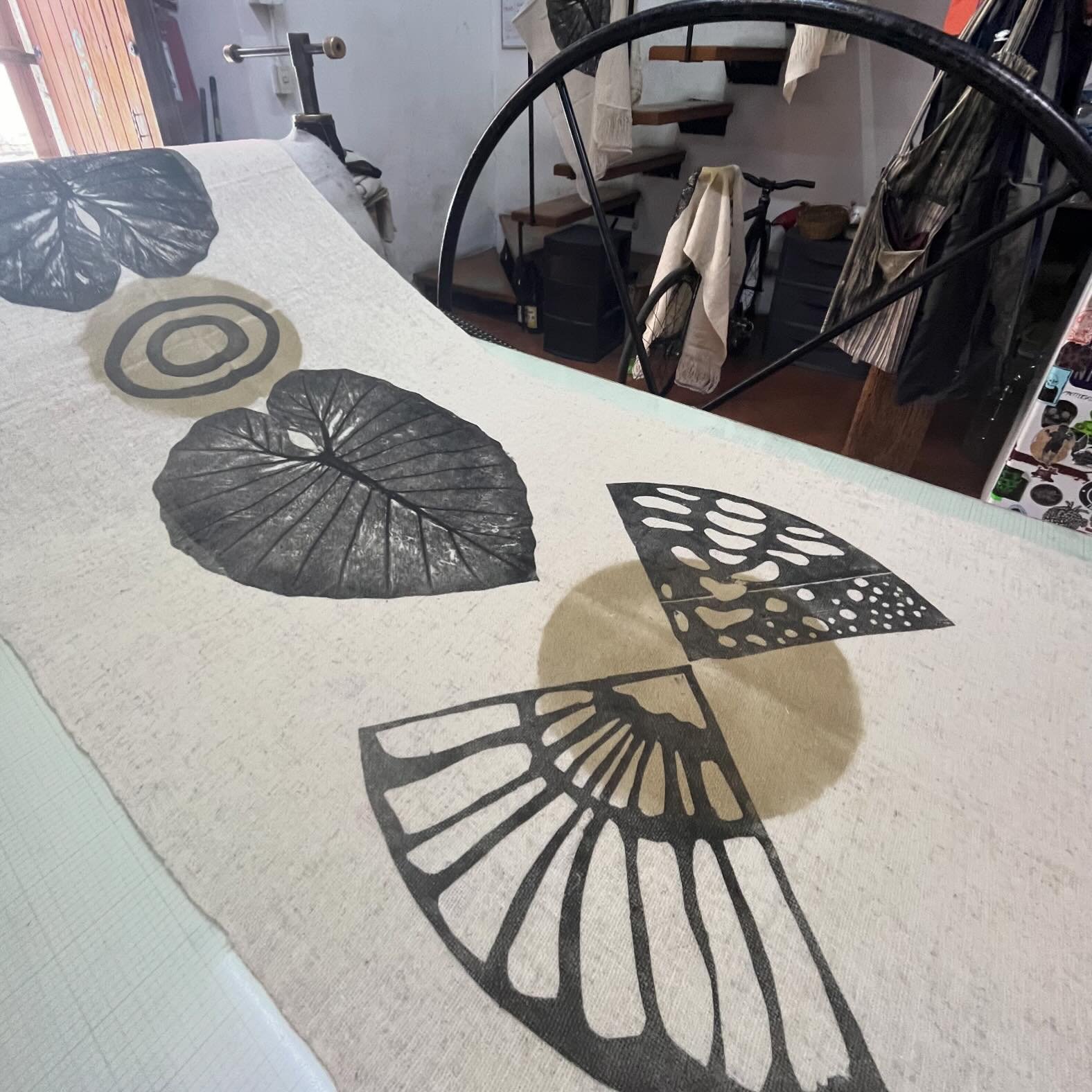 Studio today. Experimenting with long woolen pieces #designbynature #handprints #grabado #slowdesign