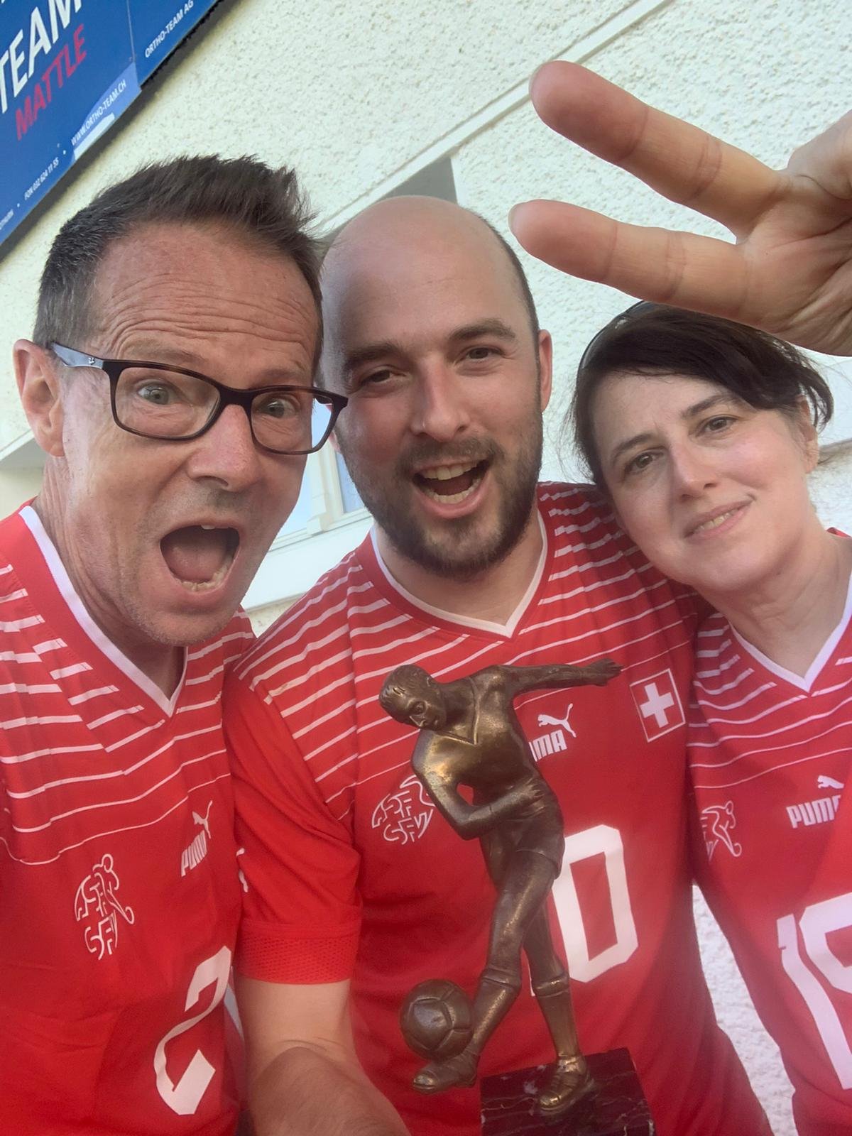 Gejohle um den gewonnenen Pokal