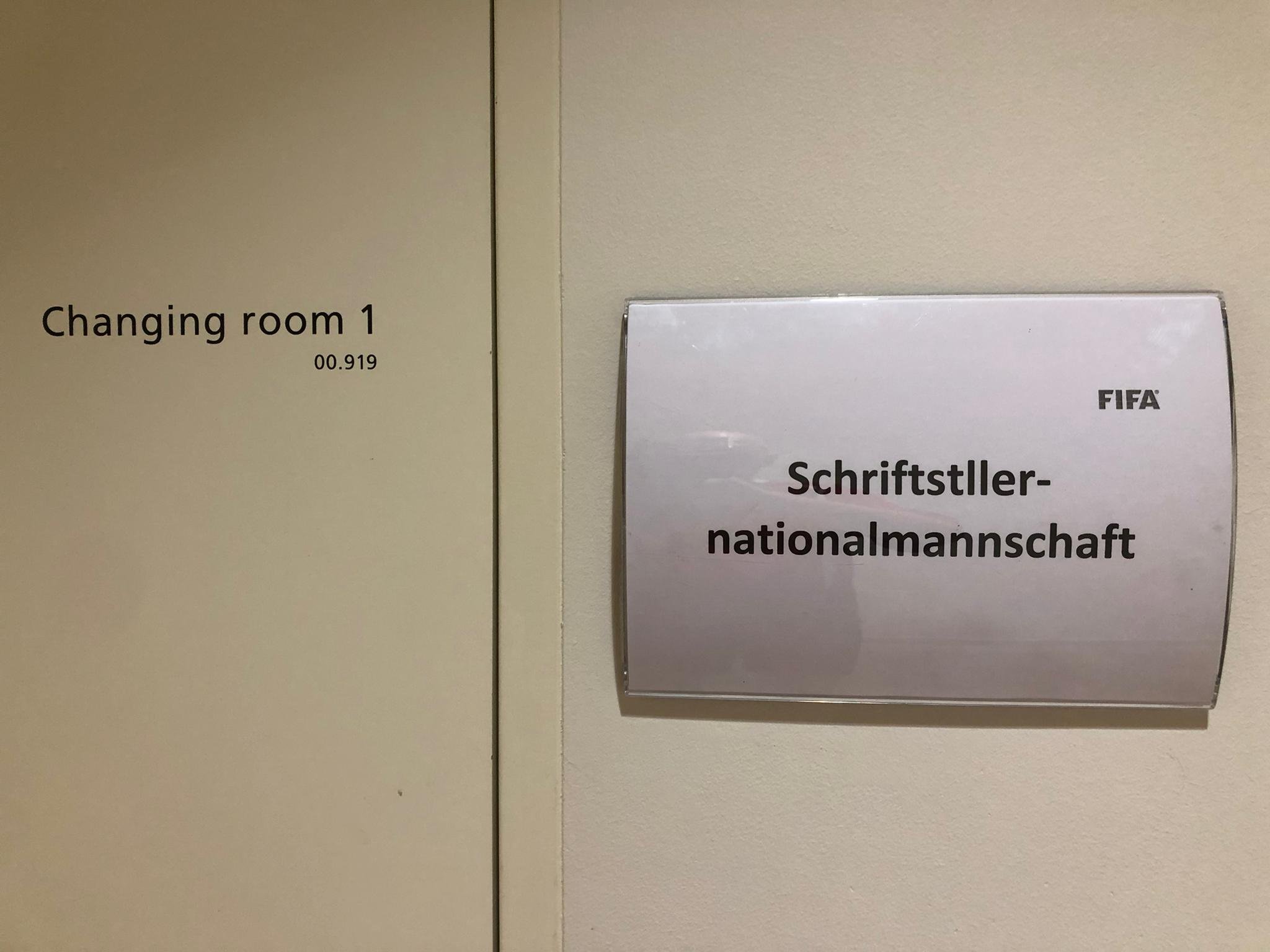 Die Kabine der Schweizer Literatur-Nati im Home of FIFA, Zürich