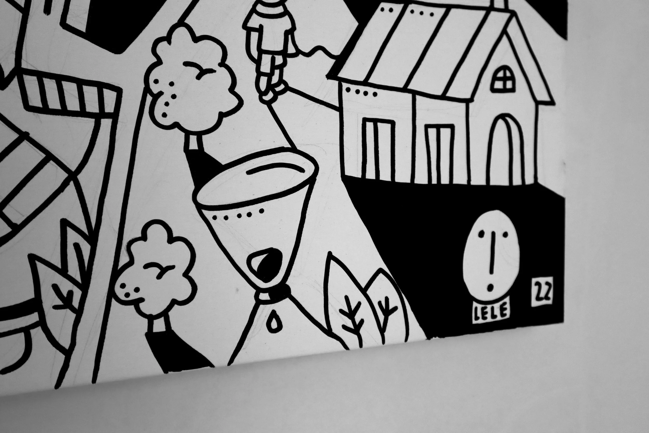 Disegno in stile cartone animato di una scena con alberi, una casa con tetto a strisce, un cane, e varie piante. Il disegno è in bianco e nero con linee nere su sfondo bianco.