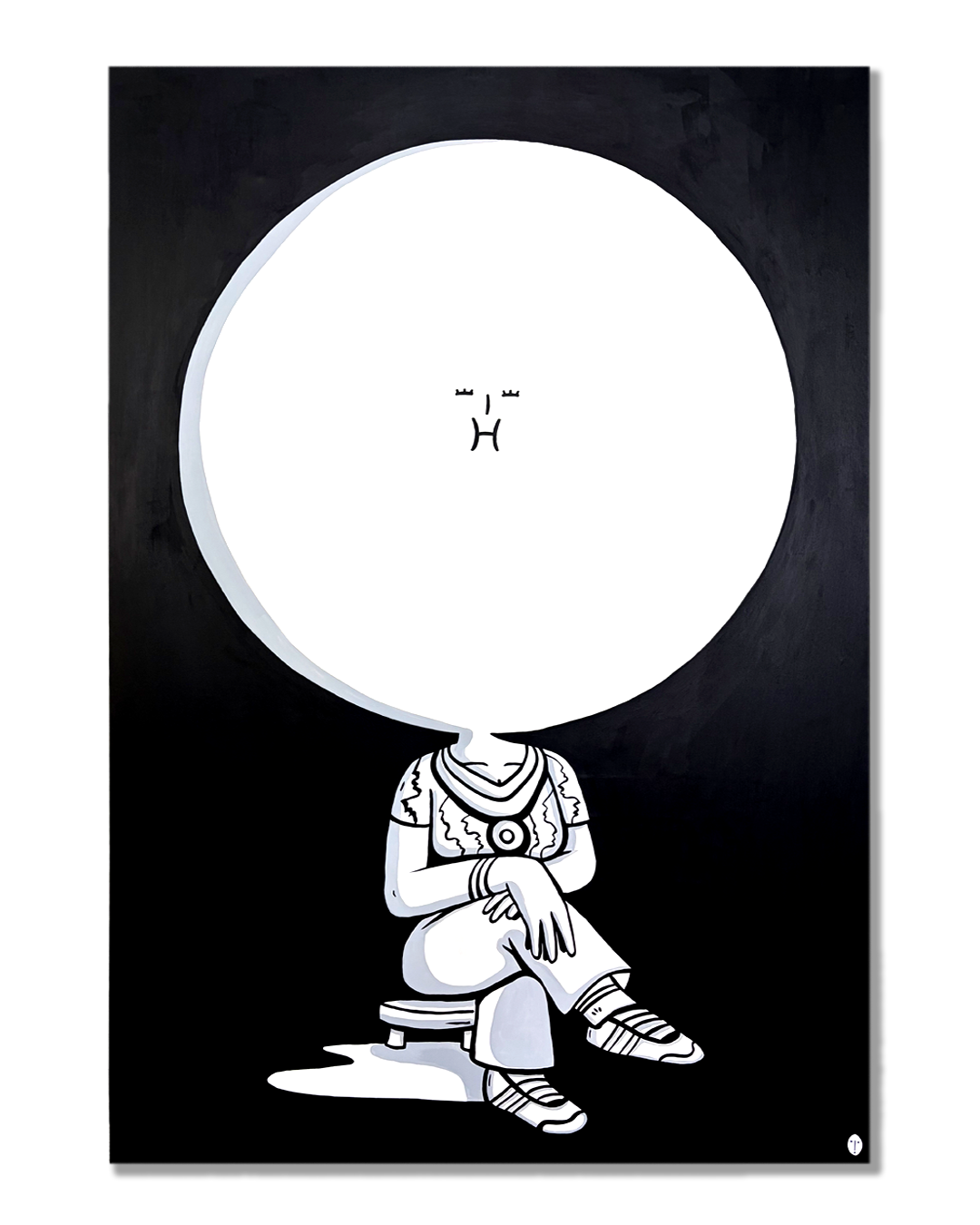 Illustrazione in bianco e nero con una figura umana seduta su uno sgabello, con il volto sostituito da un grande cerchio bianco vuoto.