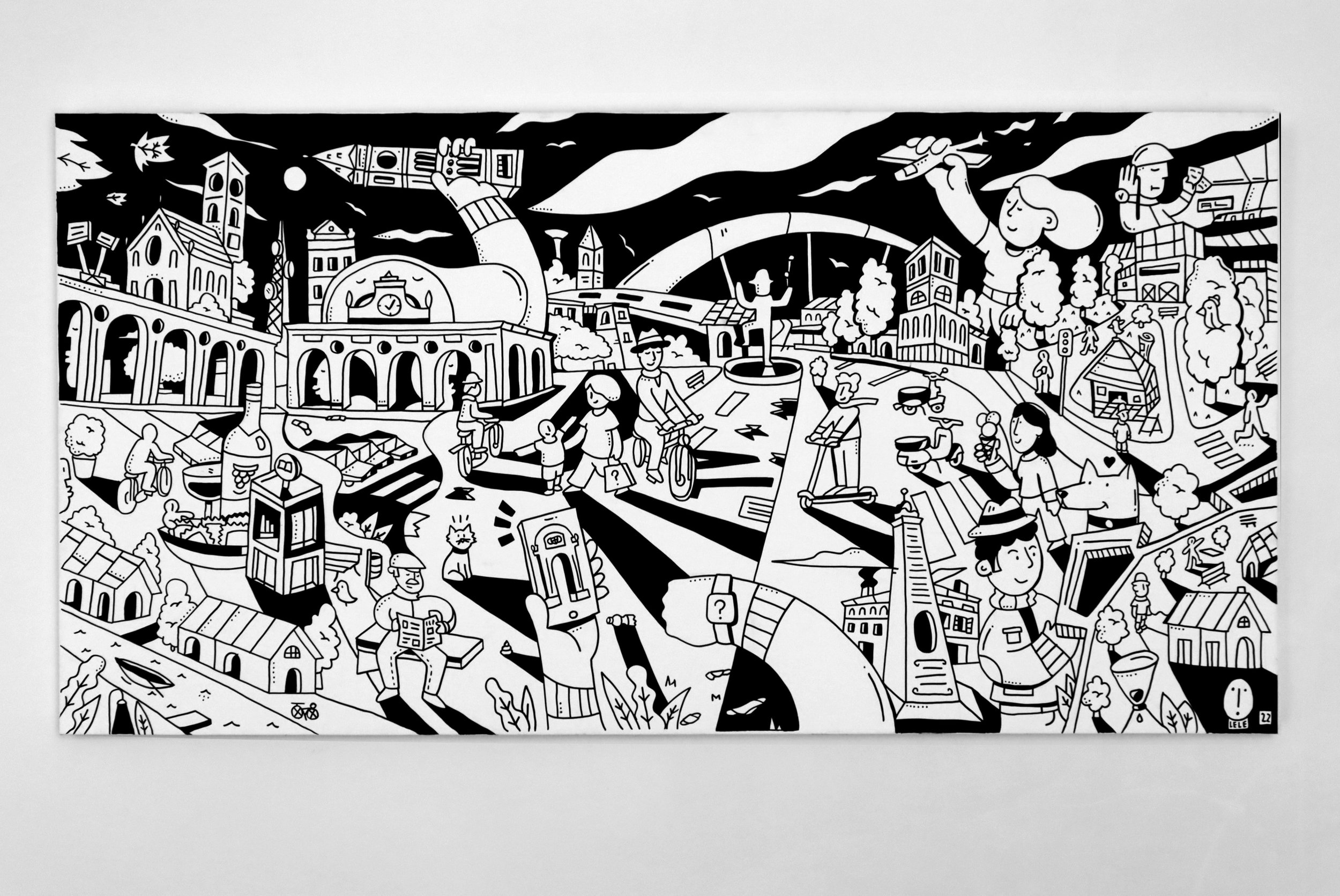 Disegno illustrato in bianco e nero di una città con edifici, persone che fanno varie attività come andare in bicicletta, giocare e lavorare, e elementi come due torri, un ponte, e una grande figura femminile che tiene in mano un pennello.