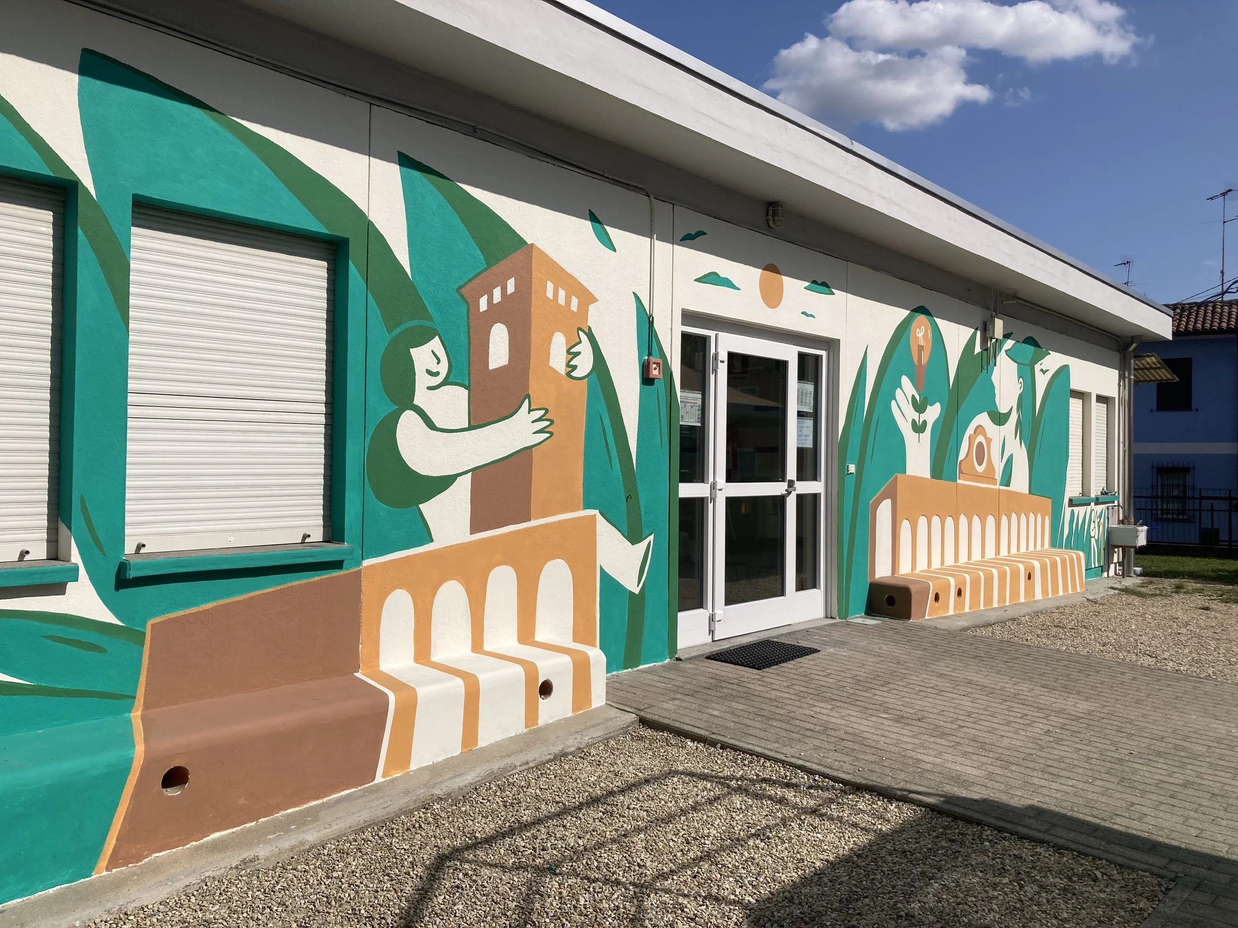 Murale colorata che raffigura una donna con un edificio, piante, uccelli, sole e altri elementi naturali.
